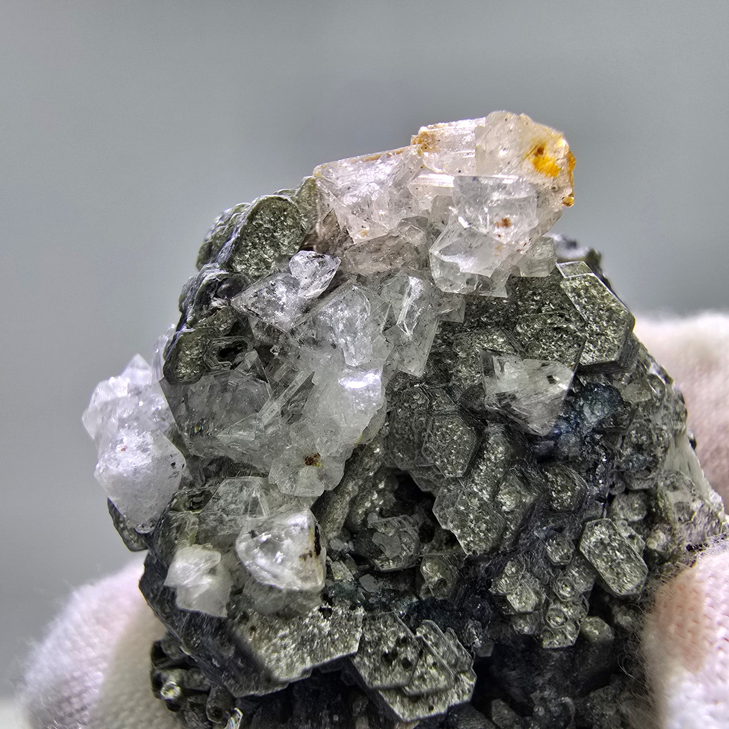 Seltene Muskovit, UV Calcit Stufe Erongo, Namibia 38*36*30mm Mineraliensammlung