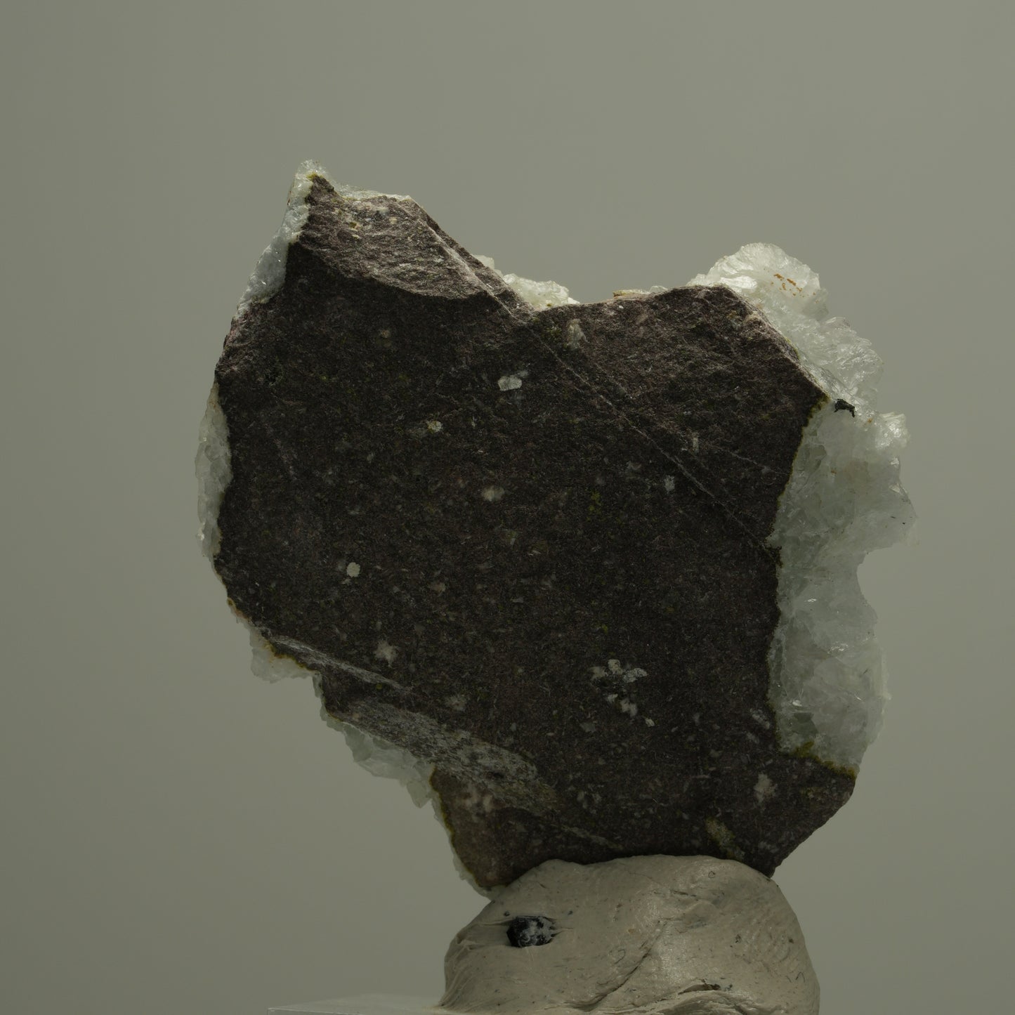 Harlekin Quarz, Prehnit, Epidot auf Matrix Streep Mine, Goboboseb, Namibia 42*40*14mm #14552