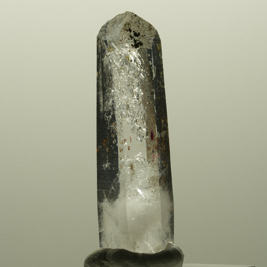 Harlekin Lemurian Rauchquarz Spitze mit Hämatit Streep Mine, Goboboseb, Namibia 49*16*12mm #14815