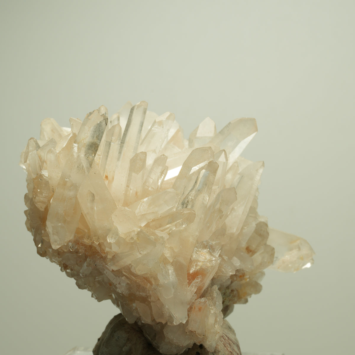 Glänzende Bergkristall-Stufe mit Eisenoxid-Tönung Unbekannt 77*65*53mm #14880