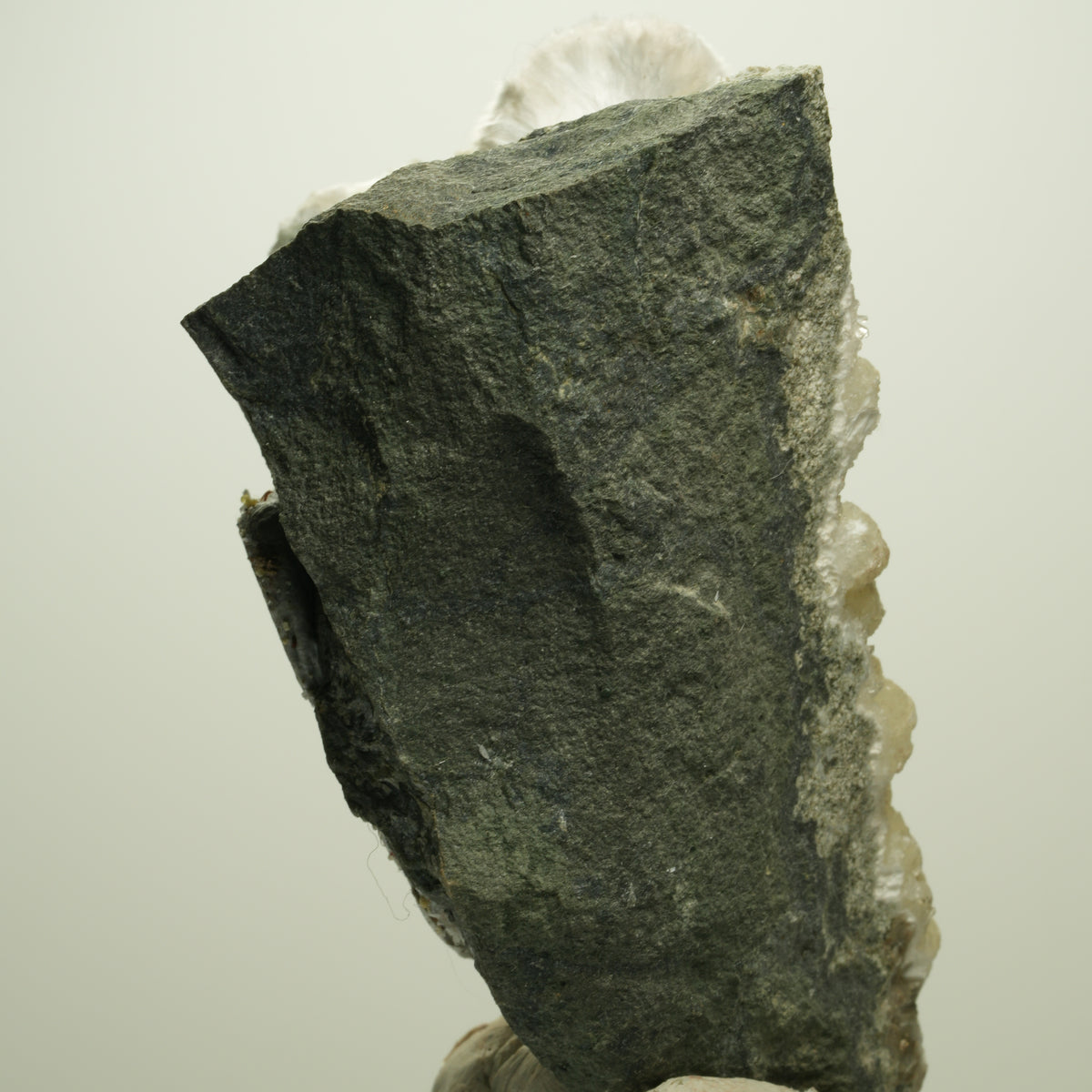 Flauschiger Okenit mit Gyrolith auf Basaltmatrix Poona, Indien 84*53*43mm #14883