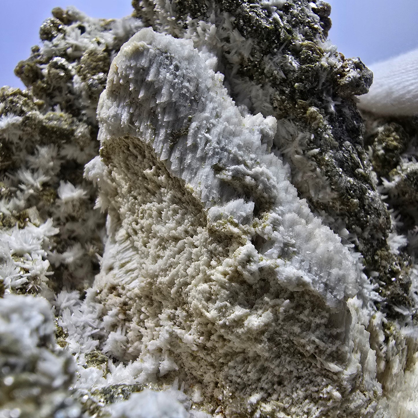 Grand spécimen de fluorite, hyalite, scholle, tourmaline, muscovite, orthose, Erongo, Namibie, 126 x 99 x 78 mm