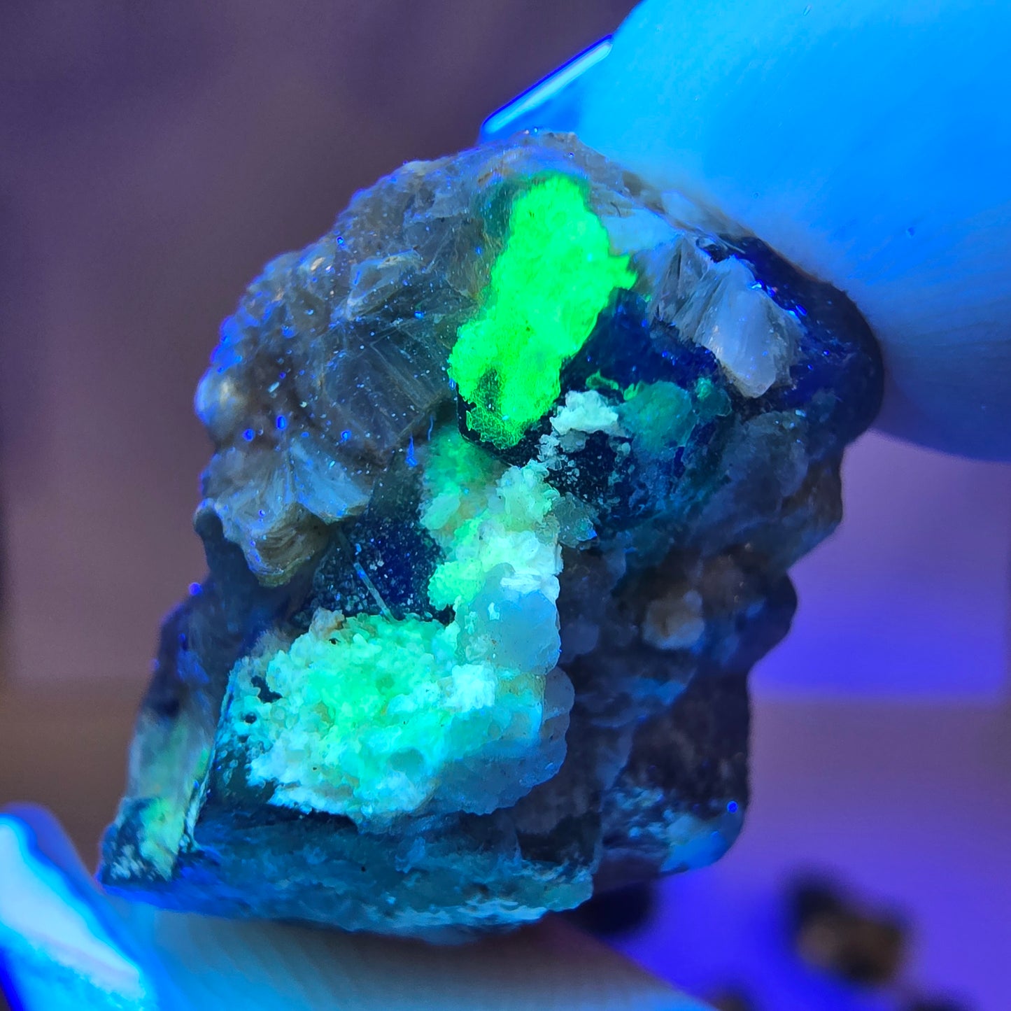 Lot de 16 tourmalines Schörl, fluorite fantôme, hyalite, stade muscovite, Erongo, Namibie