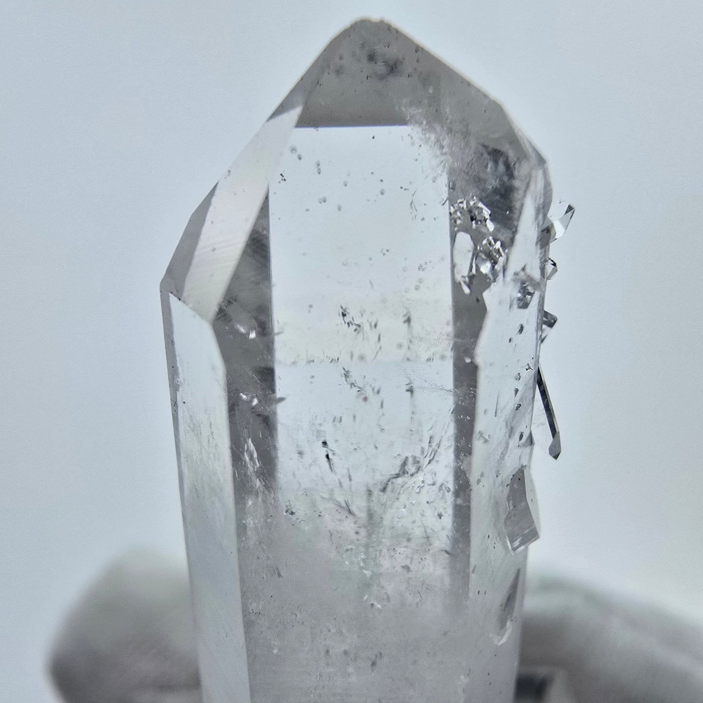 Cristal de quartz Harlequin très clair de la mine Streep, Goboboseb, Namibie, 40 x 13 x 11 mm