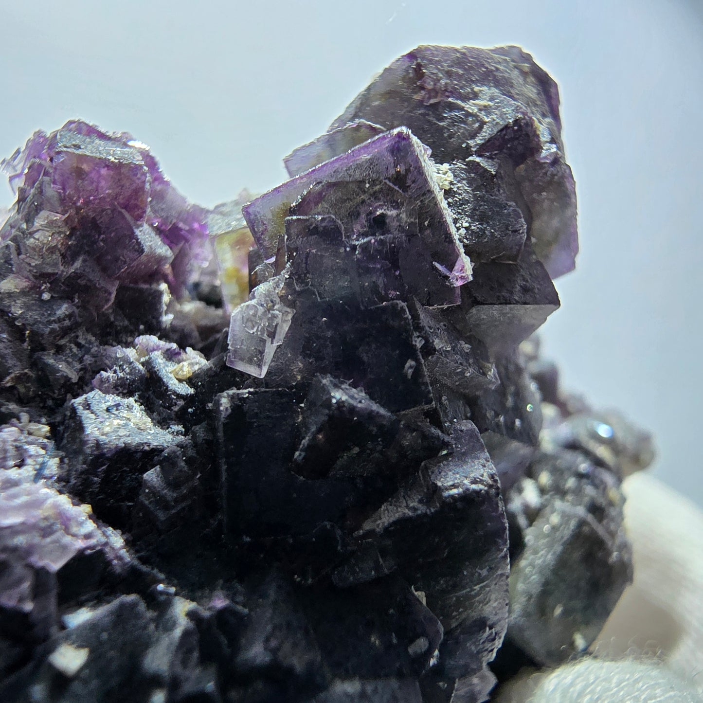 Fluorite fantôme colorée, hyalite, tourmaline schol, muscovite, Erongo, Namibie, 80 x 46 x 60 mm