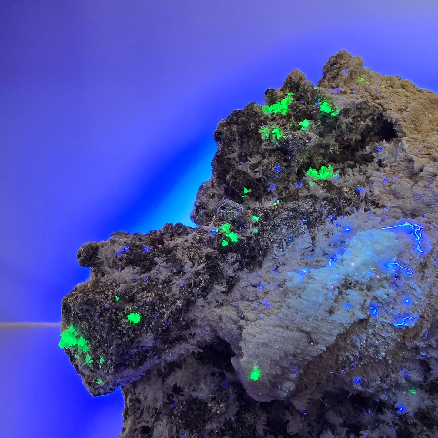 Grand spécimen de fluorite, hyalite, scholle, tourmaline, muscovite, orthose, Erongo, Namibie, 126 x 99 x 78 mm