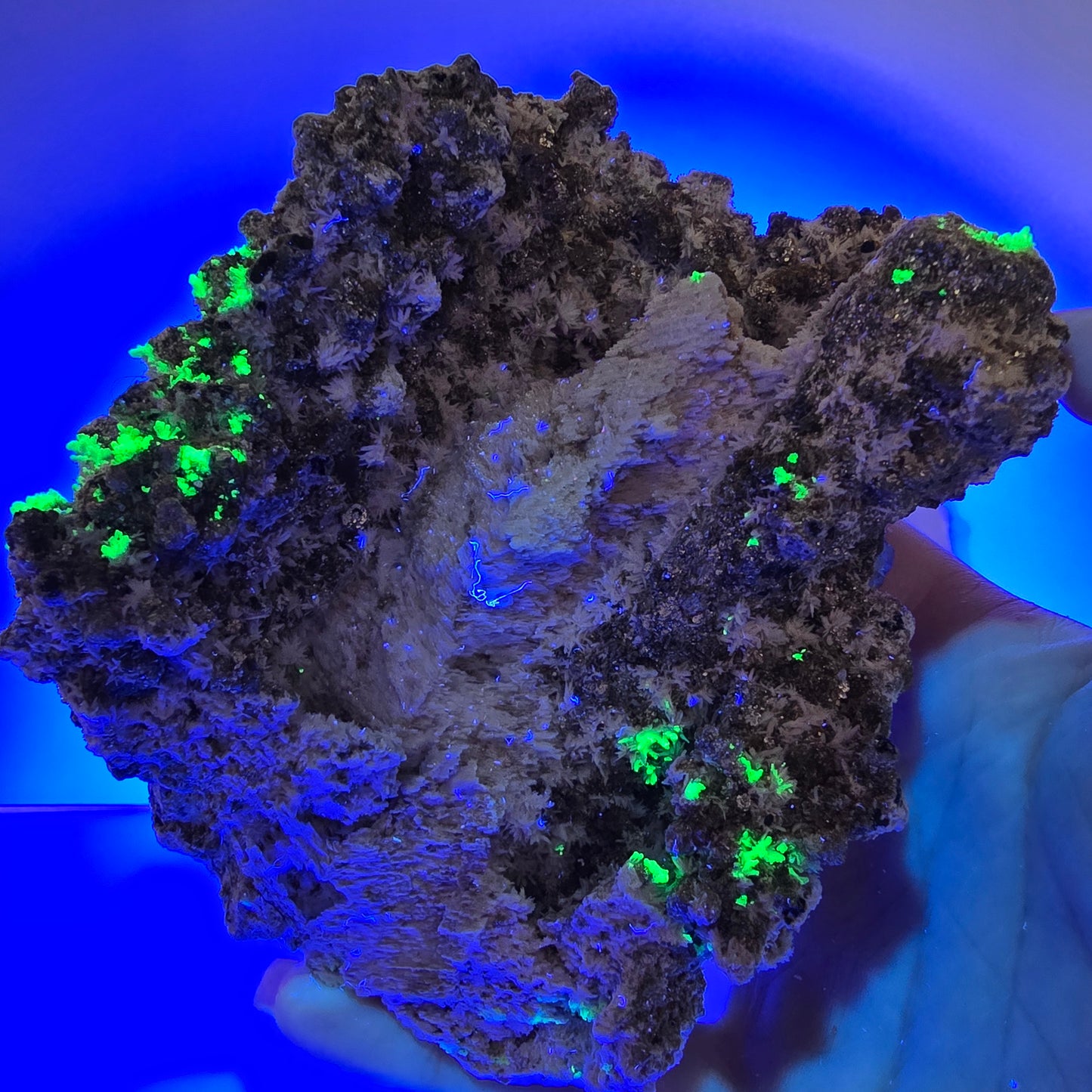 Grand spécimen de fluorite, hyalite, scholle, tourmaline, muscovite, orthose, Erongo, Namibie, 126 x 99 x 78 mm