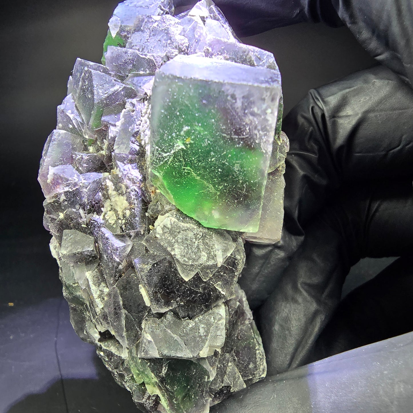 Rare niveau de cube de fluorite fantôme violet vert 86*46*31mm d'Okorusu, Namibie