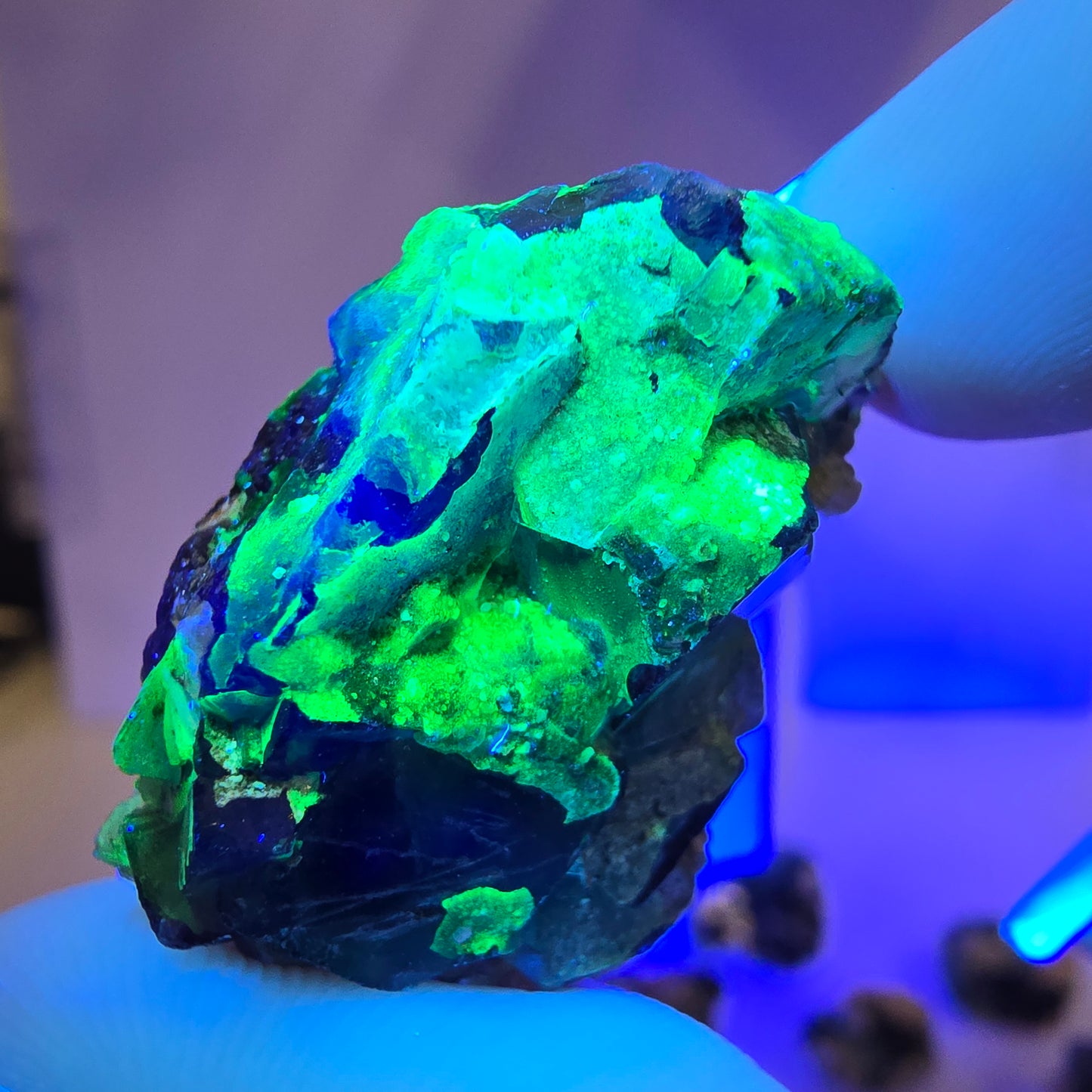 Lot de 16 fluorites fantômes, hyalites, tourmalines Schörl, muscovites, Erongo, Namibie
