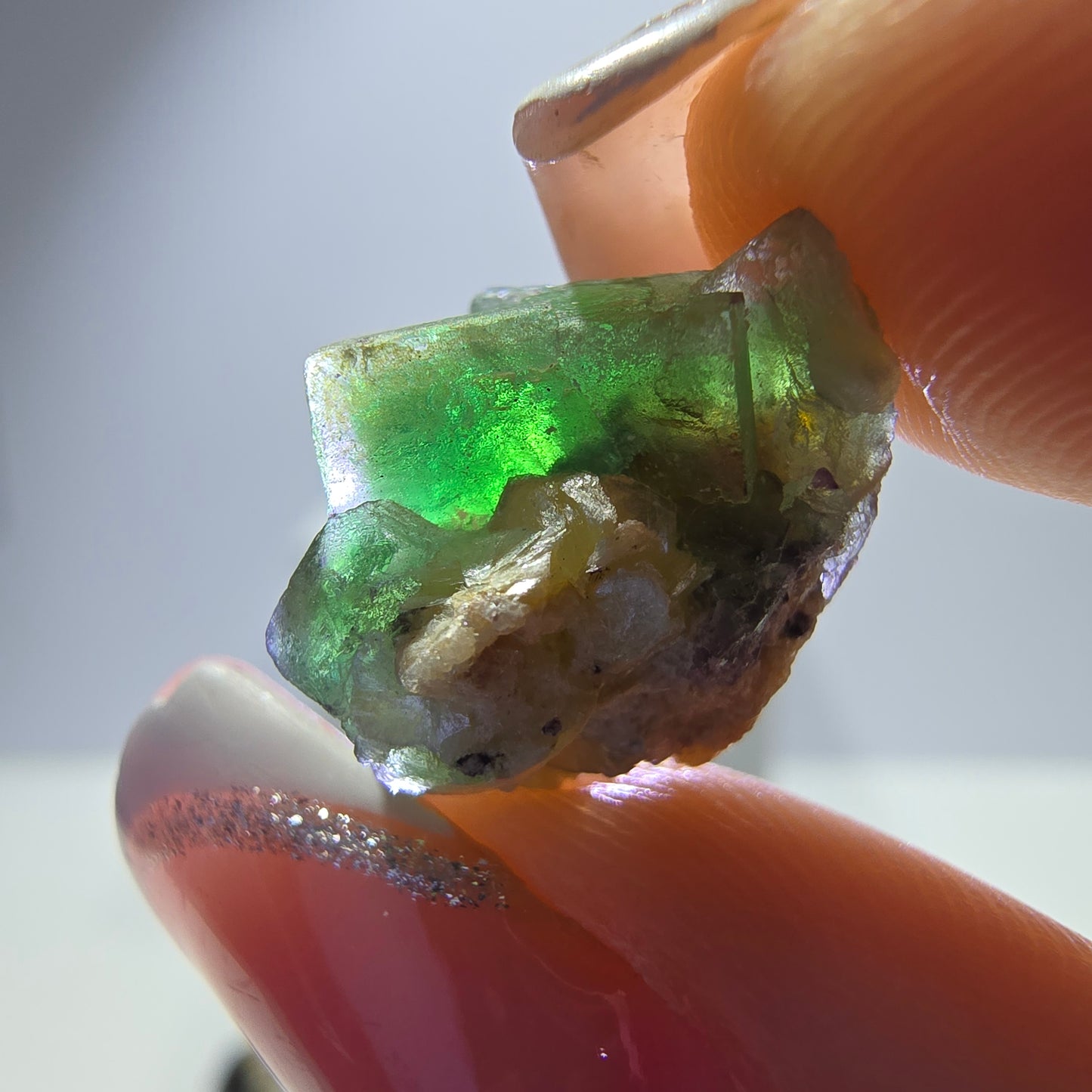 Lot de 16 fluorites fantômes, hyalites, tourmalines Schörl, muscovites, Erongo, Namibie