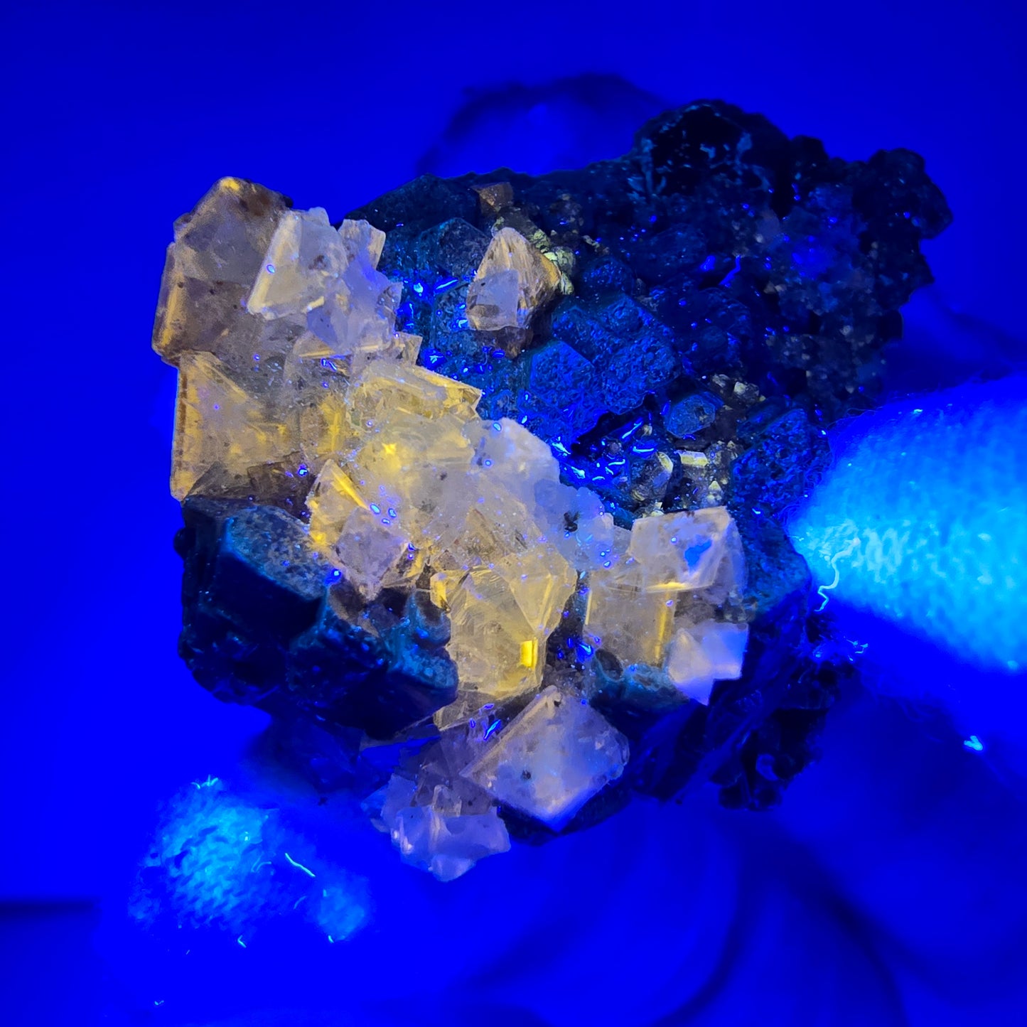 Seltene Muskovit, UV Calcit Stufe Erongo, Namibia 38*36*30mm Mineraliensammlung