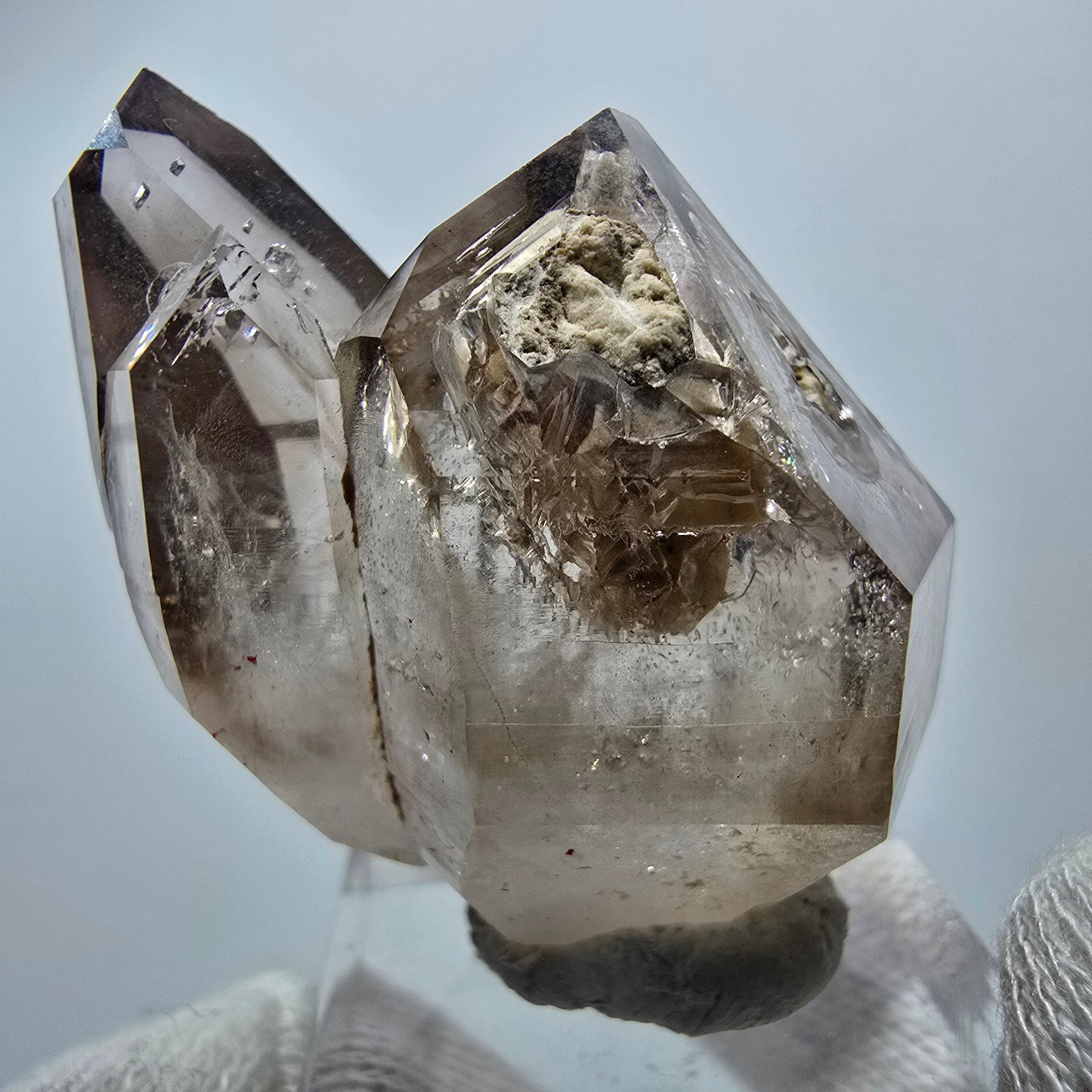 Amas de sceptres en quartz fumé fantôme transparent, Goboboseb, Namibie, 40 x 34 x 23 mm