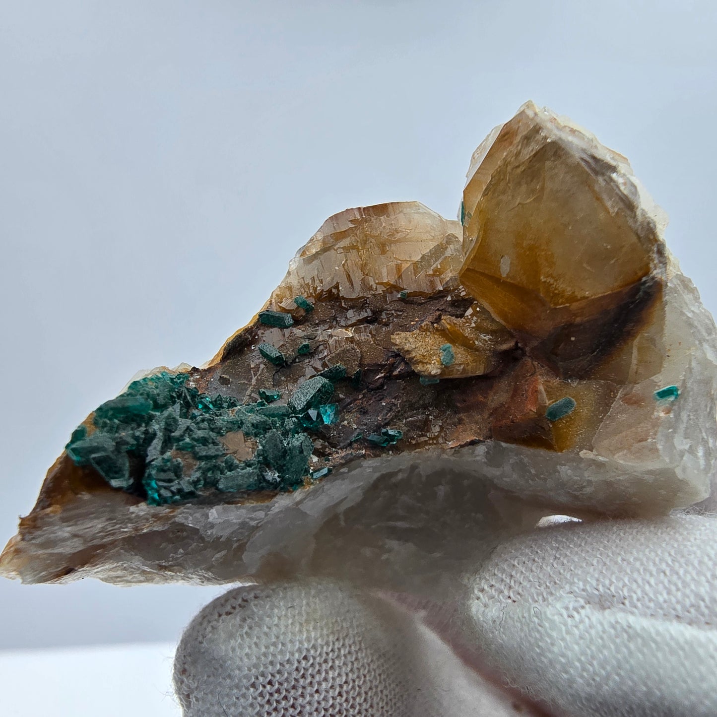 Rare spécimen de dioptase sur quartz Kaokoveld, Namibie 40*36*26mm Collection de minéraux