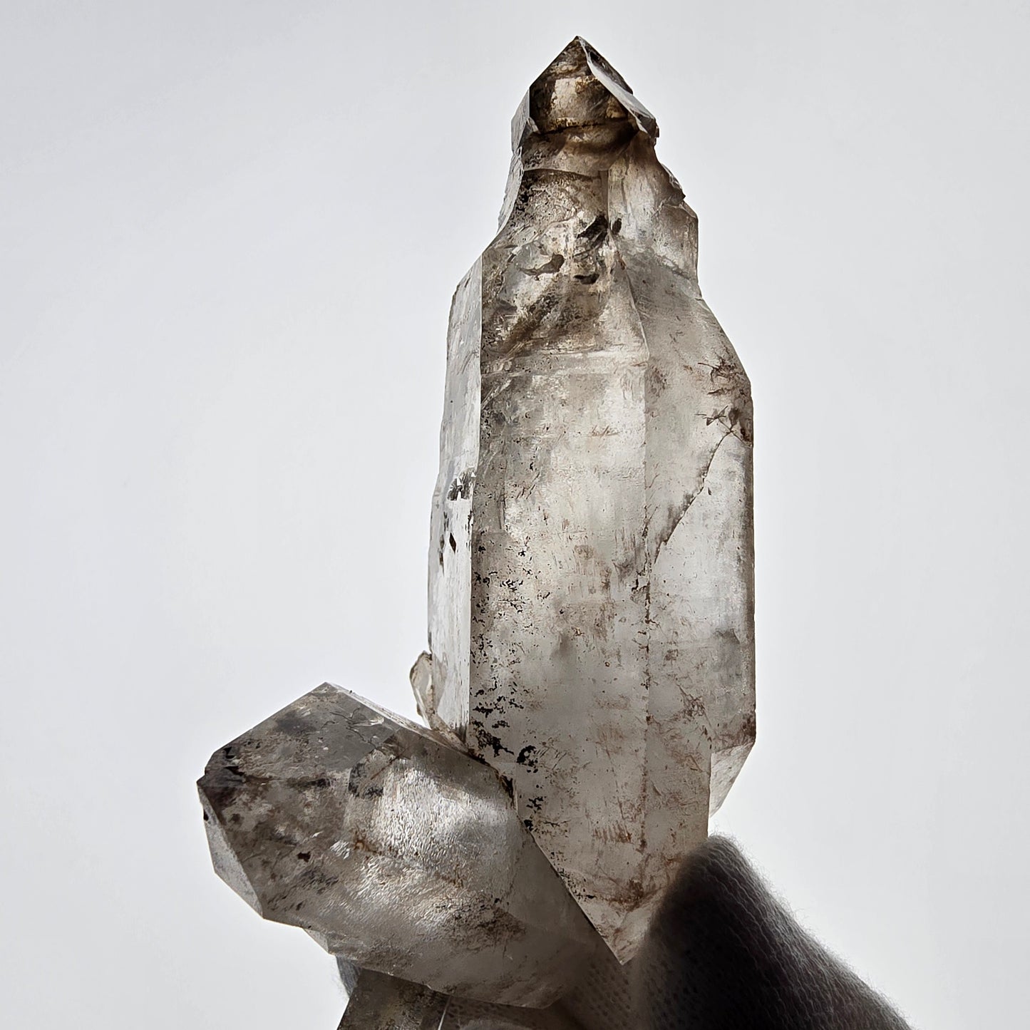 Sceptre squelette en quartz fumé DT, poche Saint-Valentin en calcite UV, Namibie 101 x 64 x 52 mm