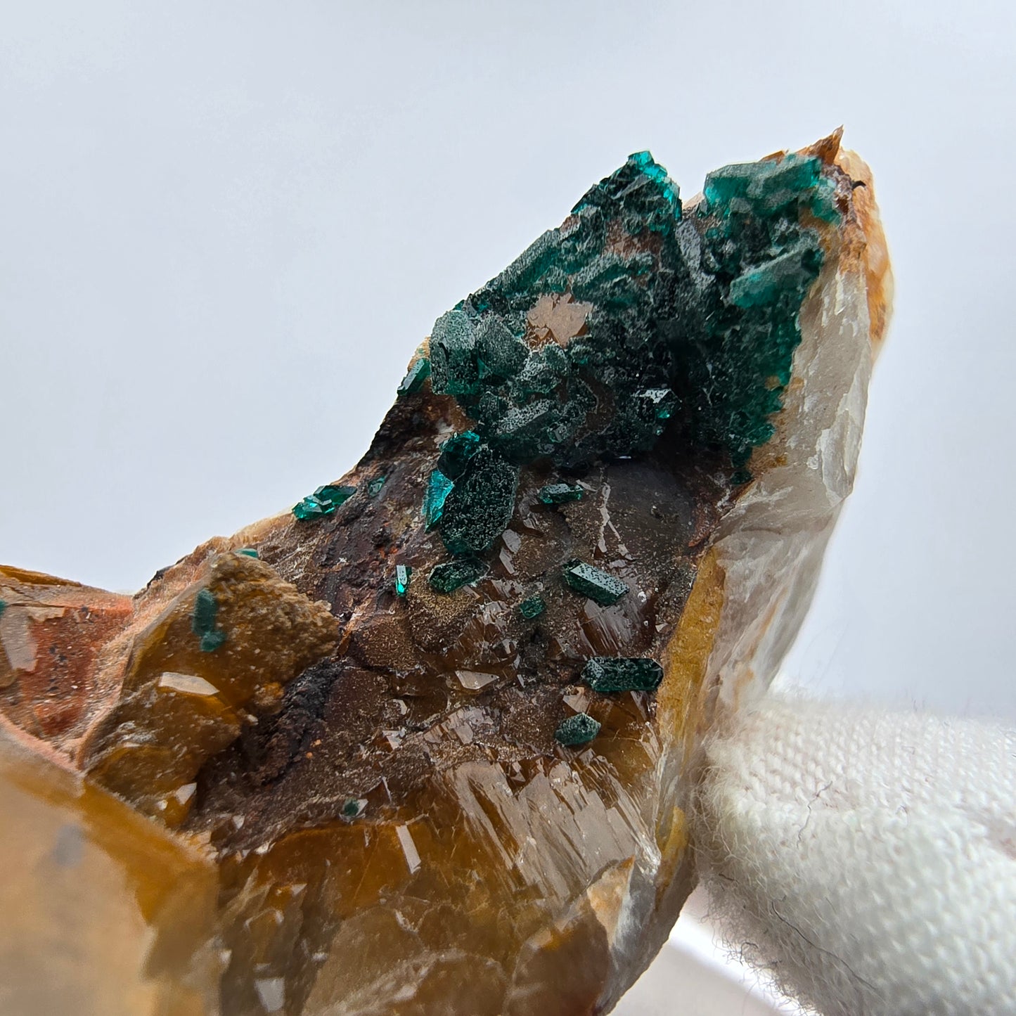 Rare spécimen de dioptase sur quartz Kaokoveld, Namibie 40*36*26mm Collection de minéraux