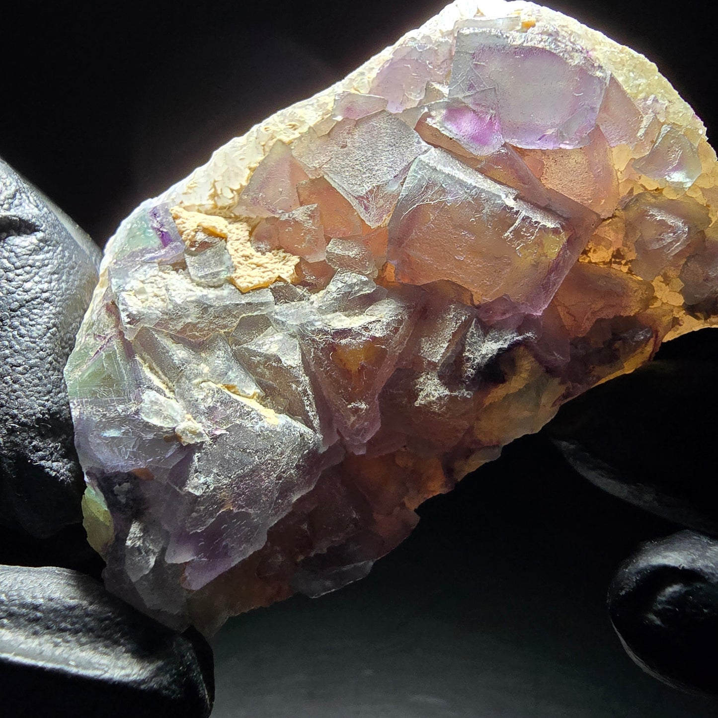 Cube de fluorite fantôme sur scène de quartz violet vert Omehane, Namibie 67*41*29mm