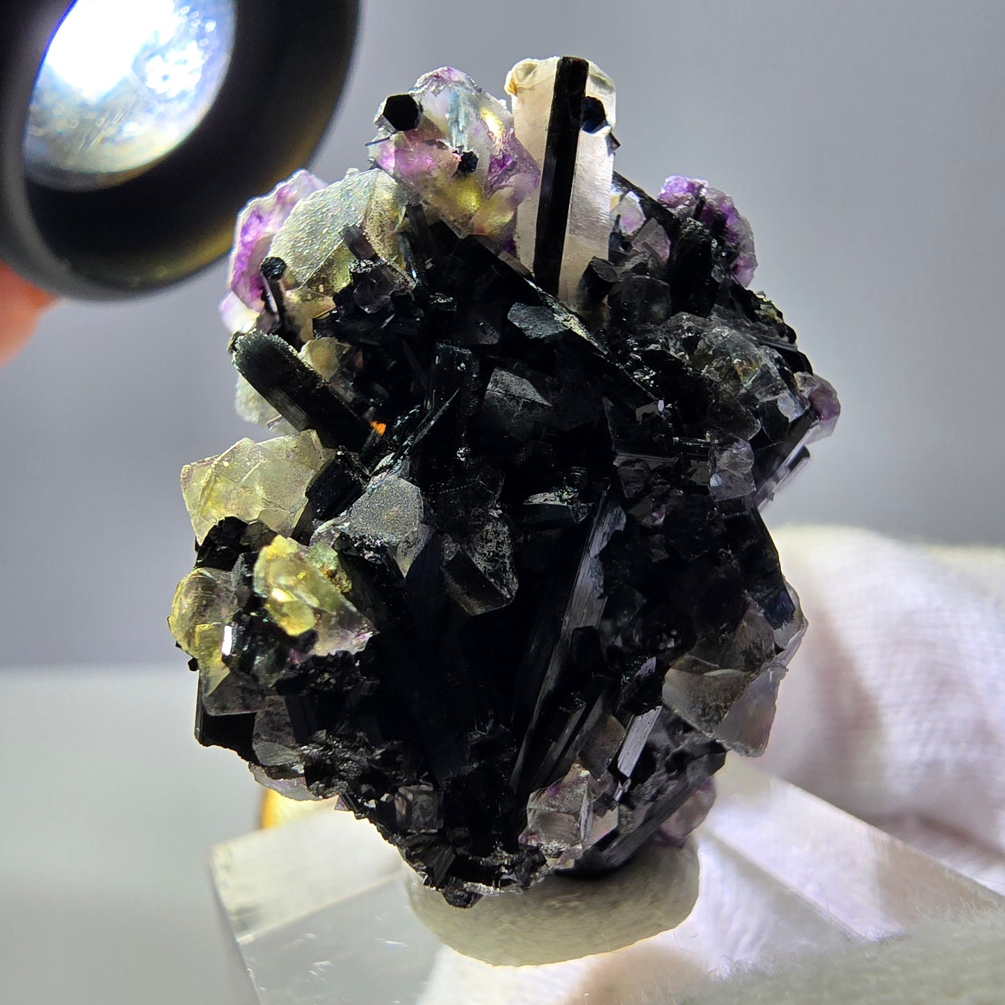 Spécimen de fluorite fantôme colorée, tourmaline scholle, muscovite, Erongo, Namibie, 28 x 30 x 19 mm