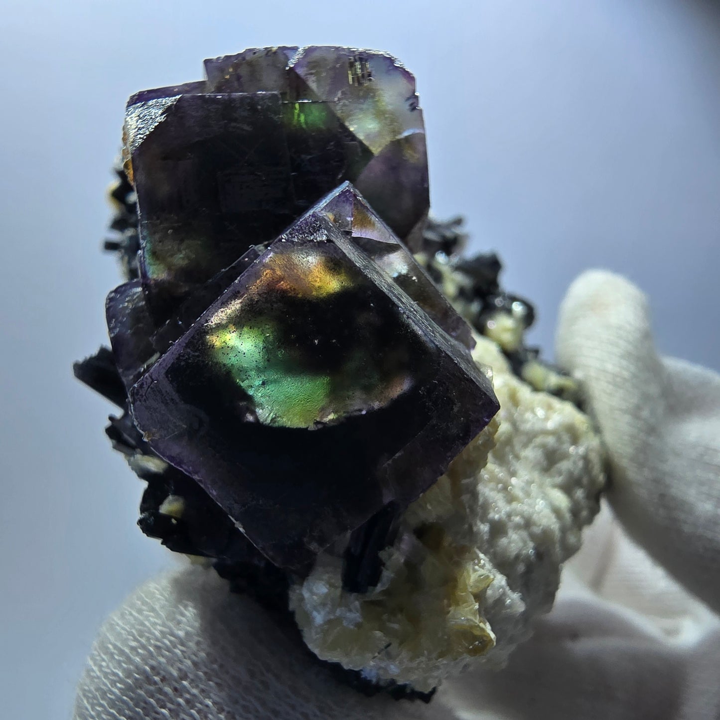 Fluorite fantôme colorée, tourmaline schol, hyalite, quartz fumé, muscovite, Erongo, Namibie, 78 x 70 x 48 mm