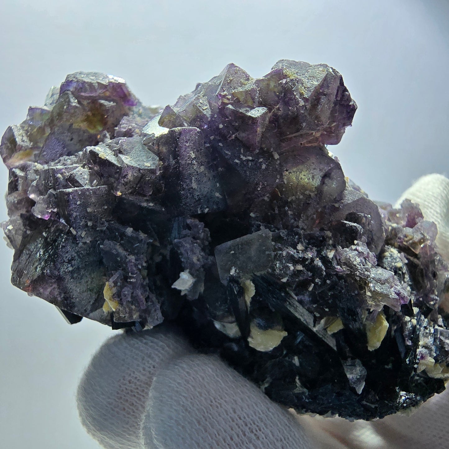 Fluorite fantôme colorée, hyalite, tourmaline schol, muscovite, Erongo, Namibie, 80 x 46 x 60 mm
