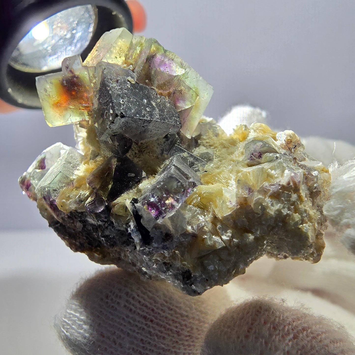 Spécimen de fluorite fantôme colorée, tourmaline scholle, muscovite, Erongo, Namibie, 43 x 31 x 25 mm