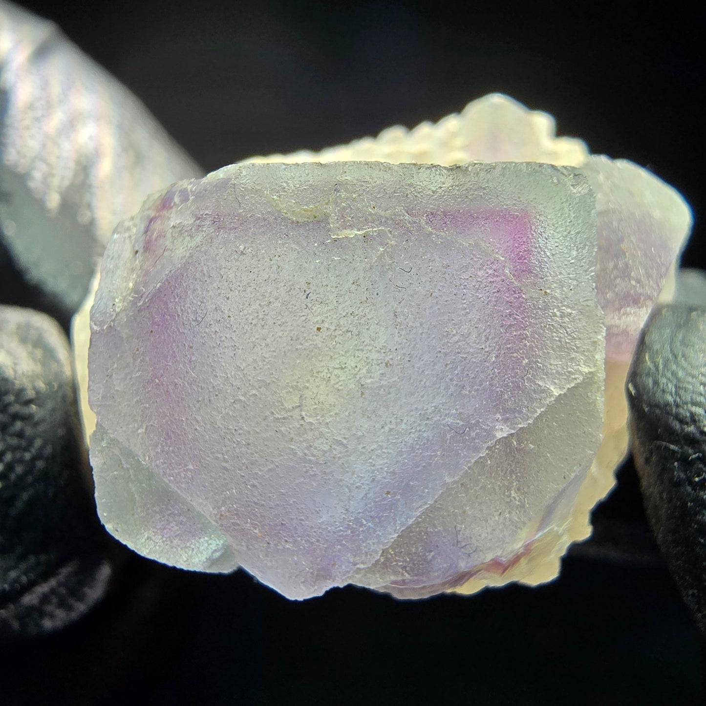 Cube de fluorite fantôme sur scène de quartz violet vert Omehane, Namibie 28*20*17mm