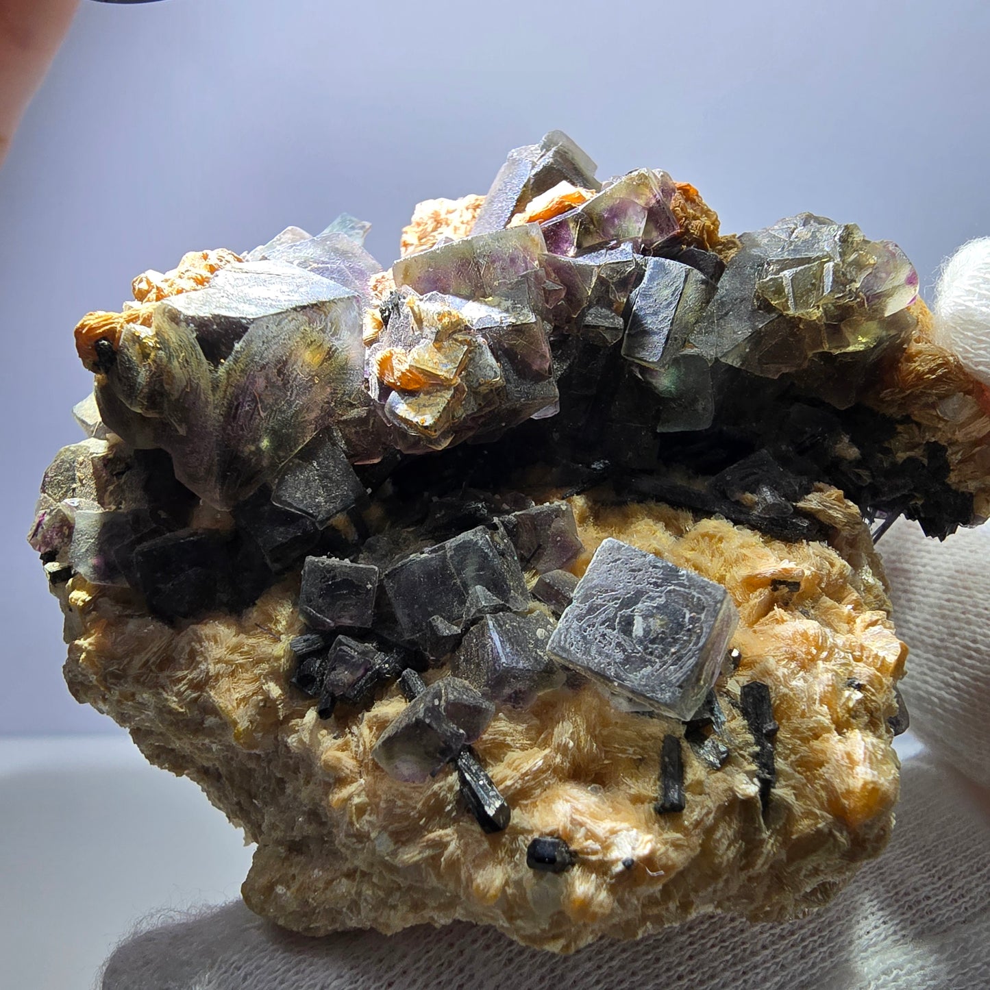 Fluorite fantôme colorée, tourmaline schol, hyalite, muscovite, Erongo, Namibie, 72 x 70 x 35 mm