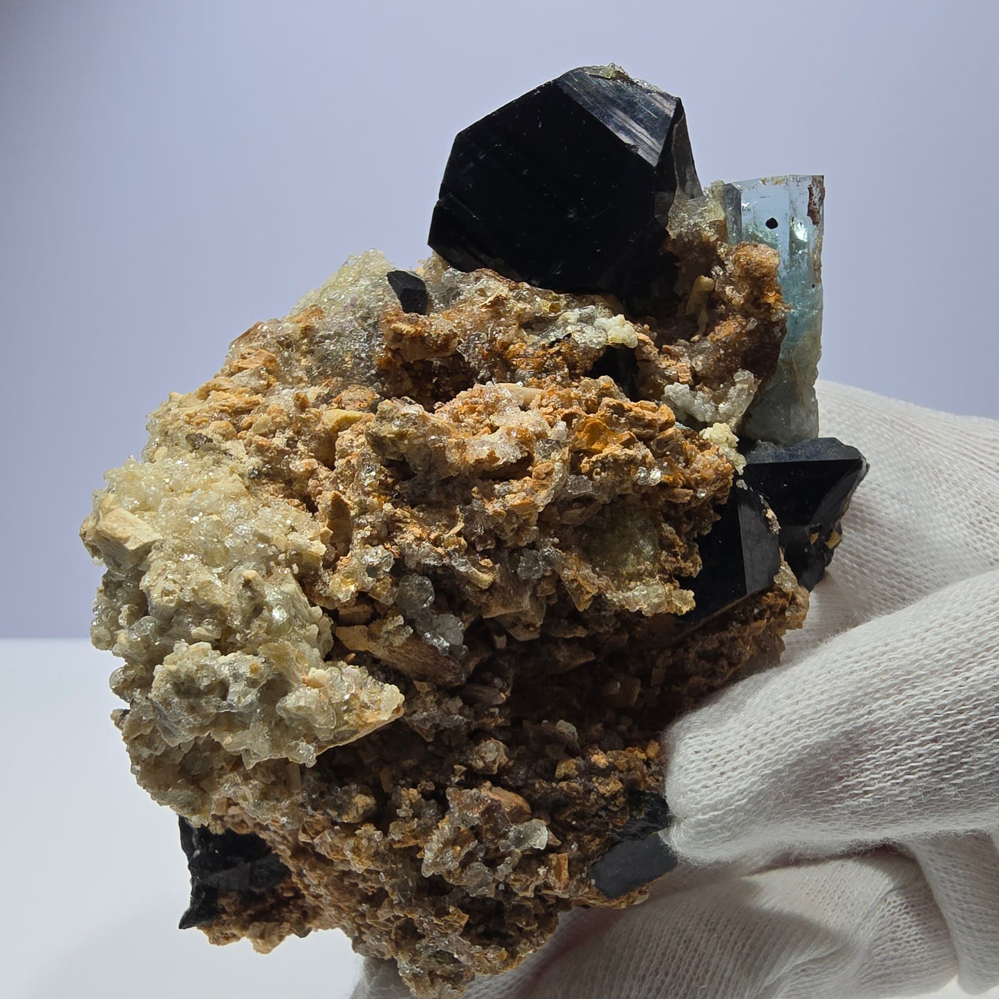 Grand spécimen d'aigue-marine, de tourmaline schorl, d'hyalite et d'orthose, Erongo, Namibie, 107 x 70 x 45 mm