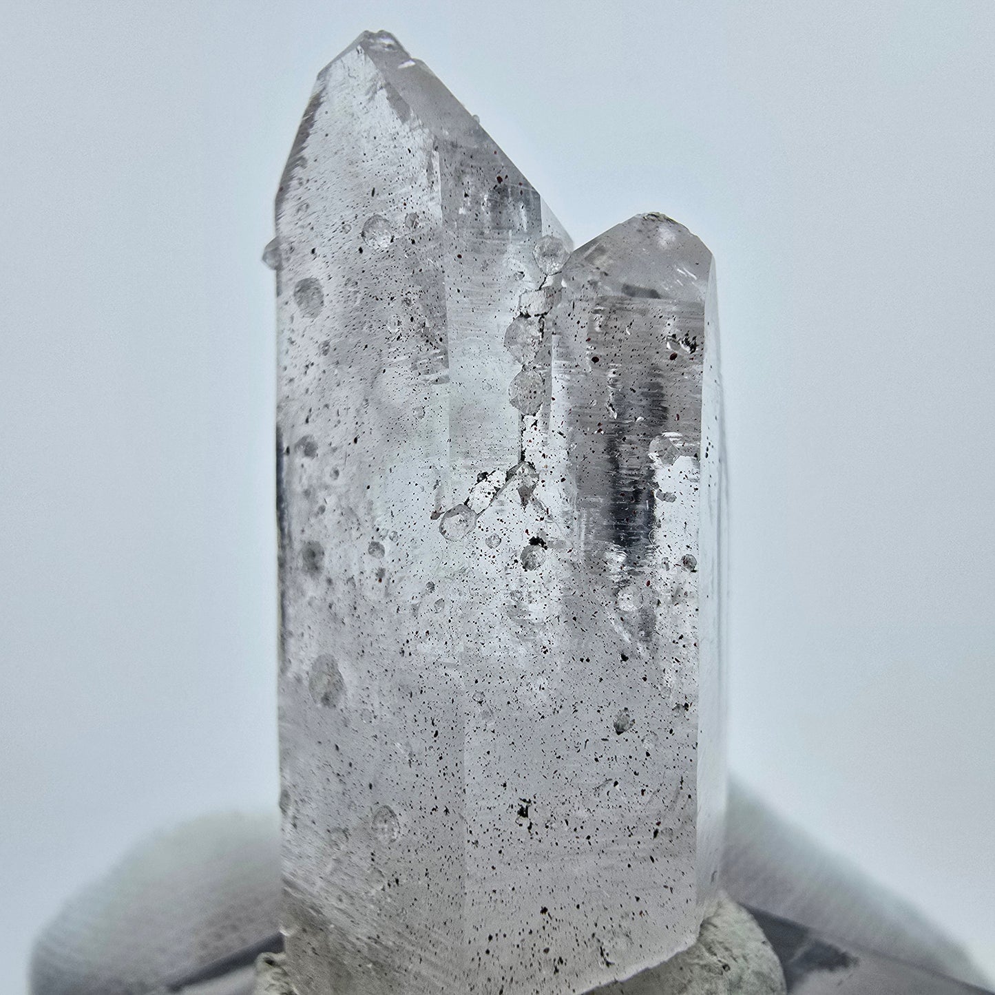 Phantom Amethyst mit Analcim, Hämatit Streep Mine, Goboboseb, Namibia 37*18*17mm