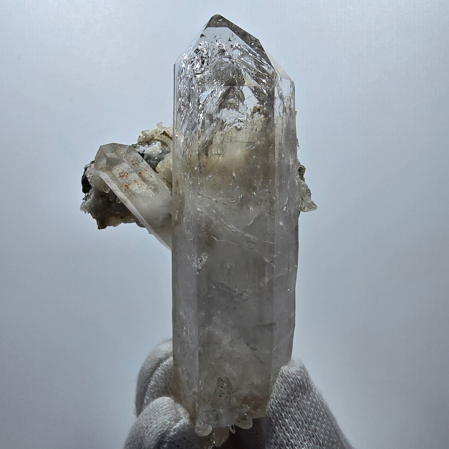 Matrice de calcite UV à quartz fumé et hématite lémurienne Enhydro Valentine Pocket, Namibie 86 x 52 x 39 mm