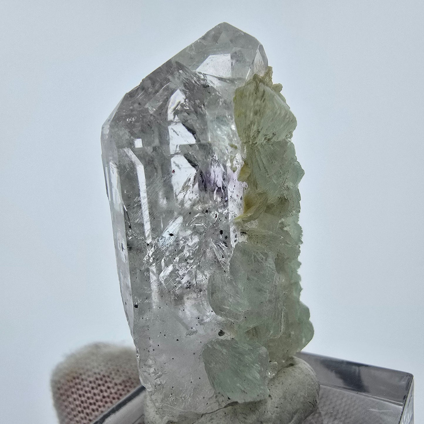 Enhydro Harlekin Amethyst mit Prehnit Streep Mine Goboboseb Namibia 40*20*17mm