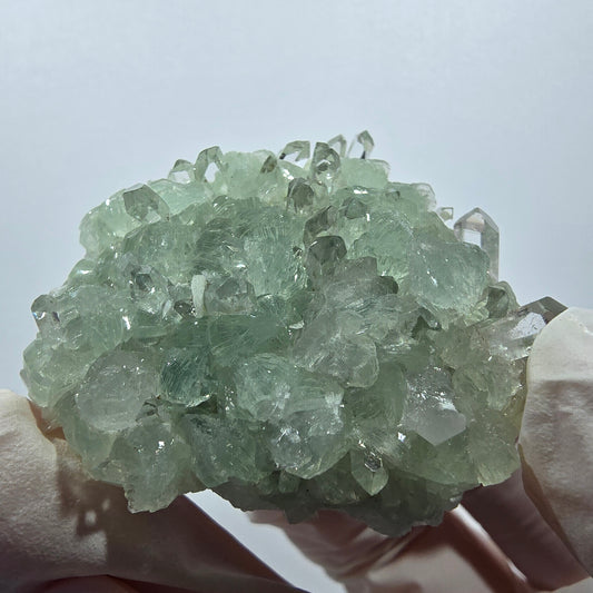 Spécimen de quartz, préhnite et calcite en forme d'étoile, mine Streep, Goboboseb, Namibie, 44 x 40 x 16 mm