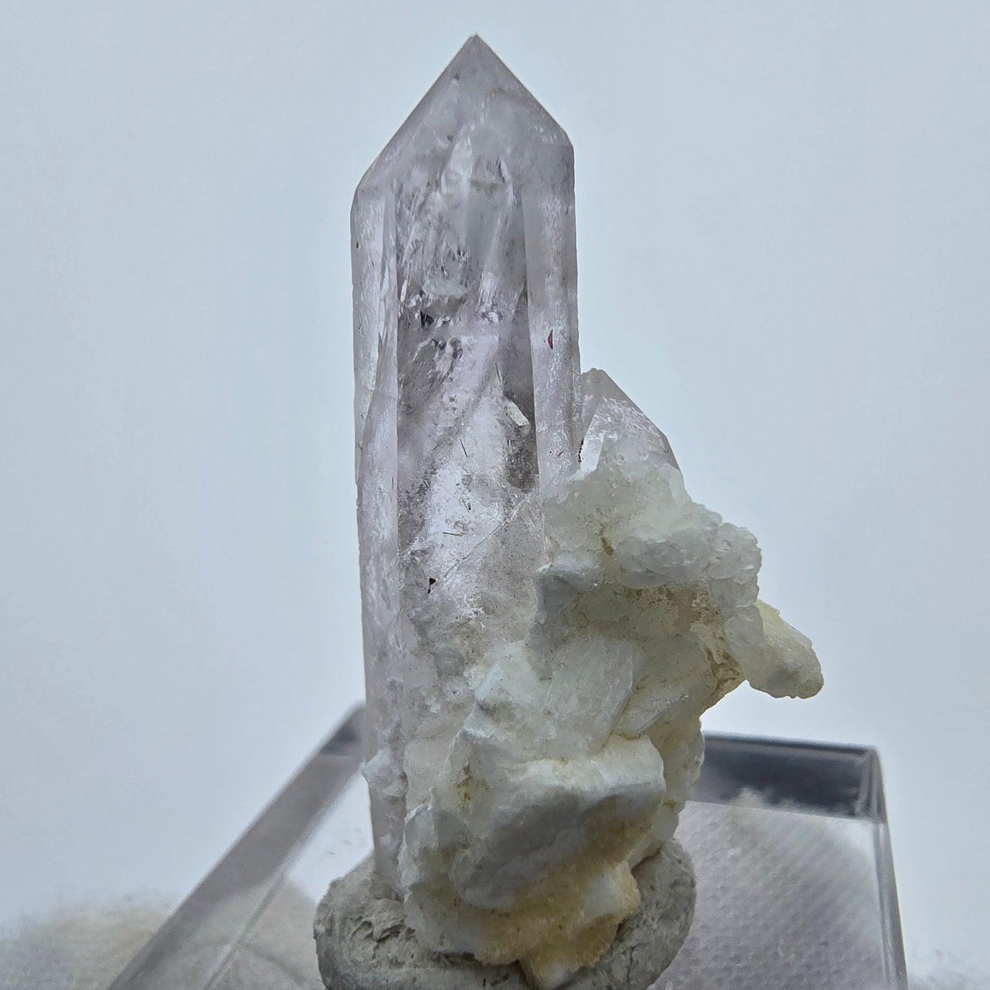 Phantom Amethyst mit UV Calcit aus Goboboseb, Namibia 33*16*14mm, Sammlung