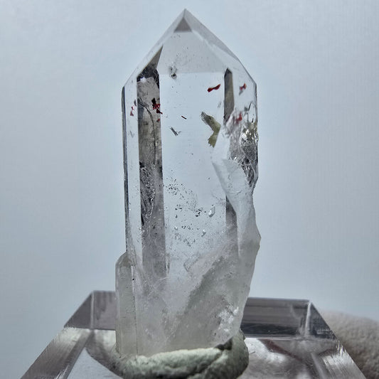 Quartz Harlequin avec préhnite Point Streep Mine, Goboboseb, Namibie 32 x 14 x 11 mm