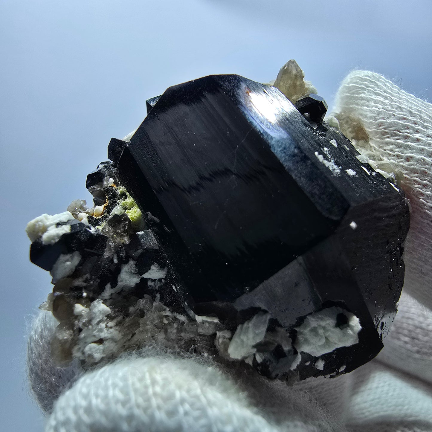 Spécimen rare de tourmaline Schorl, hyalite et orthose, Erongo, Namibie, 36 x 44 x 21 mm