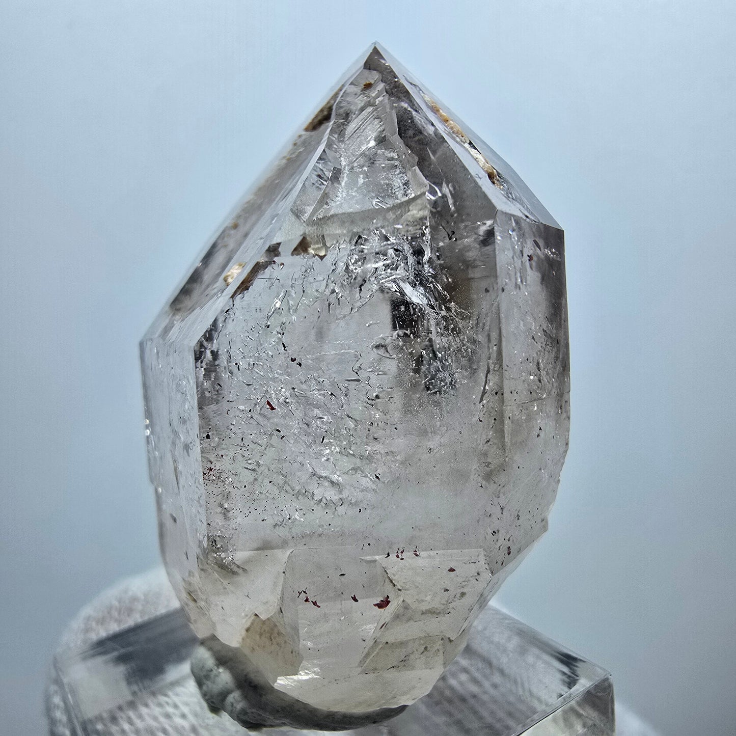Pointe de sceptre en quartz fumé fantôme transparent, Goboboseb, Namibie, 44 x 33 x 22 mm