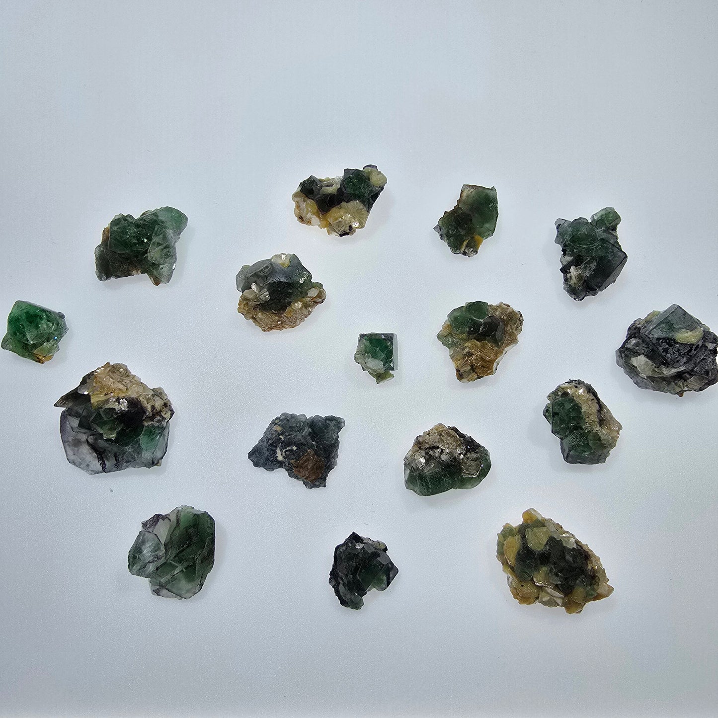 Lot de 16 marches en fluorite fantôme, hyalite, tourmaline Schörl, muscovite, Erongo, Namibie
