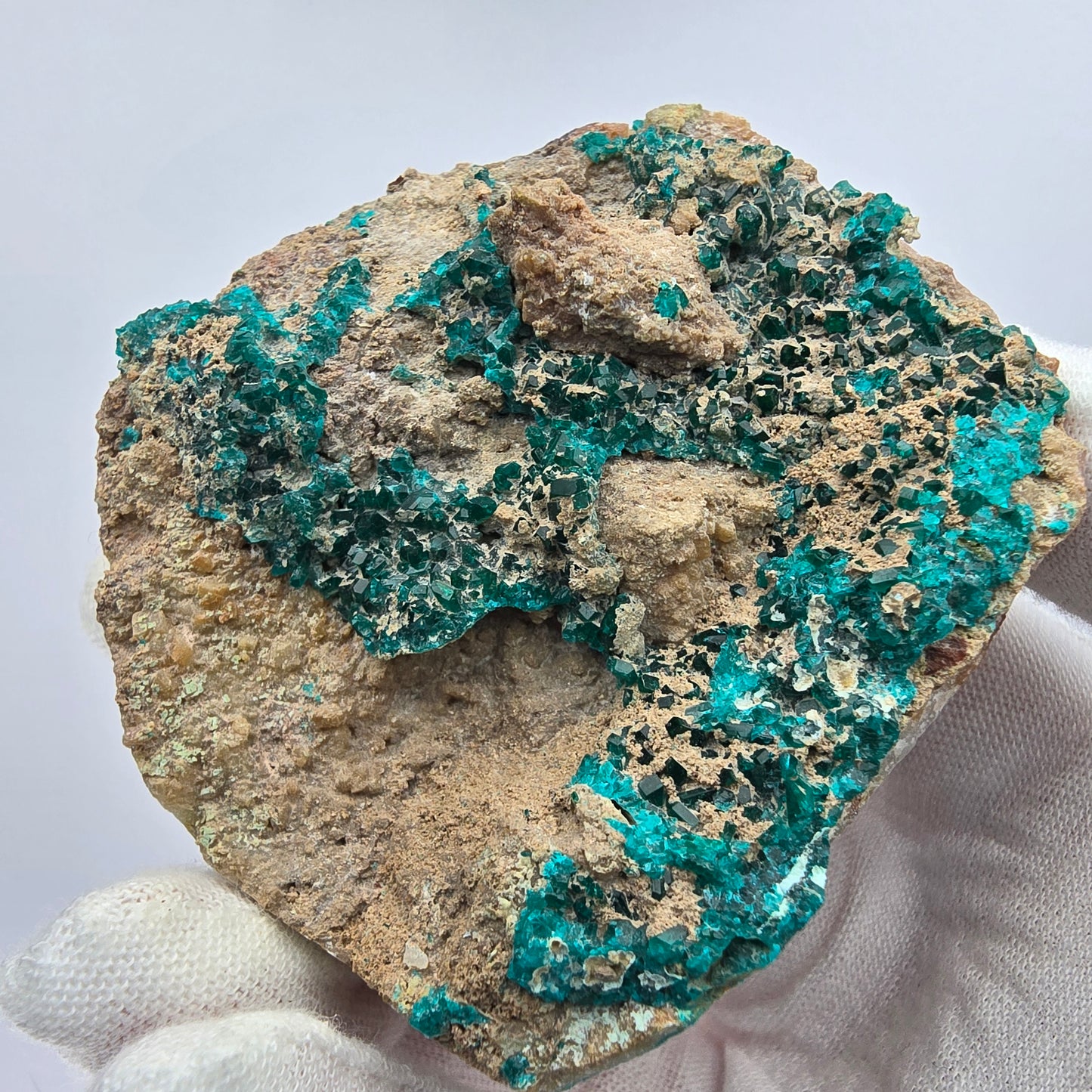 Rare spécimen de dioptase sur quartz Kaokoveld, Namibie 61*56*29mm Collection de minéraux
