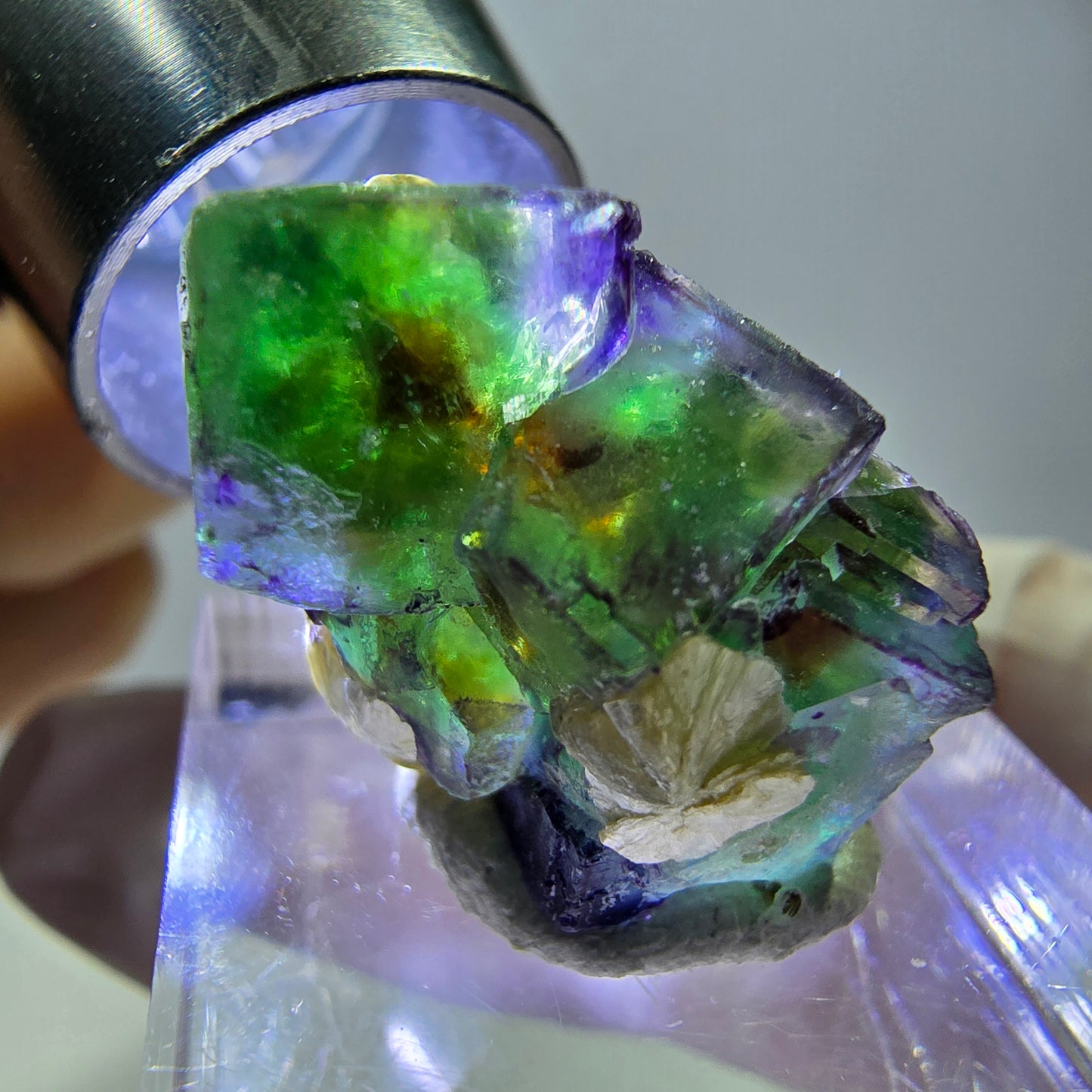 Cube de fluorite fantôme, zonal, spécimen de muscovite, Erongo, Namibie, 24 x 14 x 13 mm