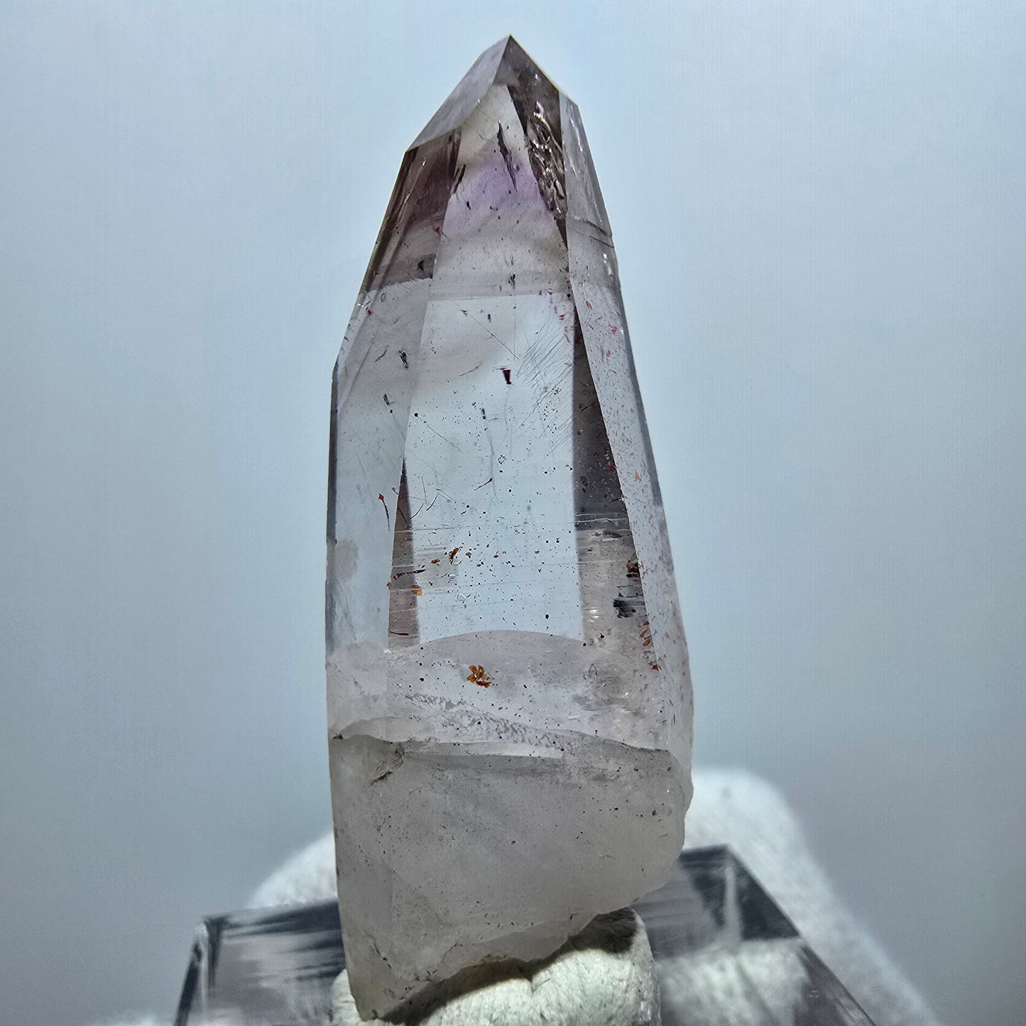 Pointe de sceptre en quartz fumé fantôme lémurien, Goboboseb, Namibie, 39 x 15 x 11 mm