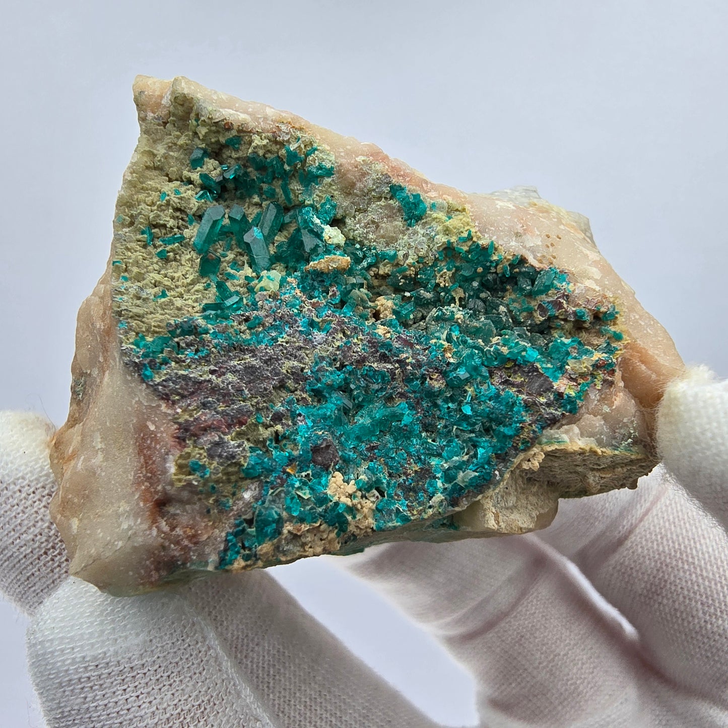 Rare spécimen de dioptase sur quartz Kaokoveld, Namibie 48*42*27mm Collection de minéraux