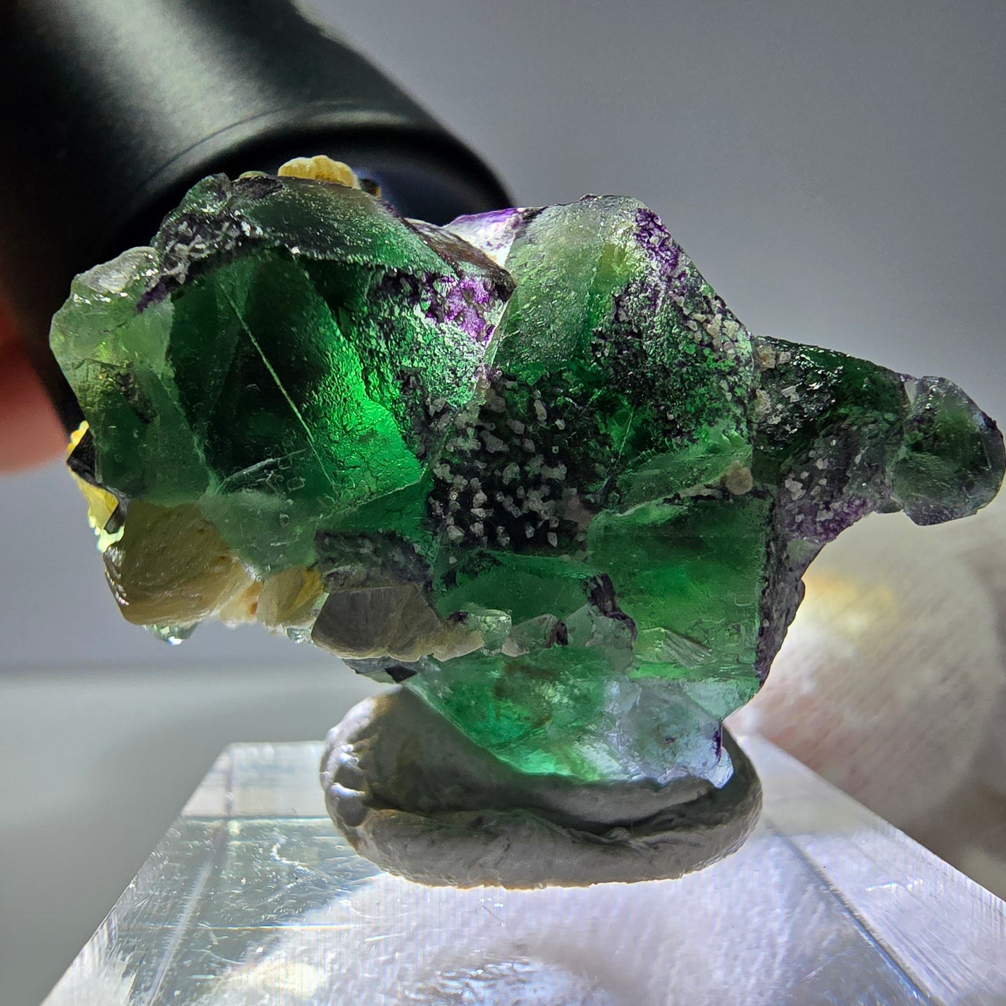 Cube de fluorite fantôme zonal, tourmaline muscovite Schorl Erongo Namibie 36 x 22 x 19 mm
