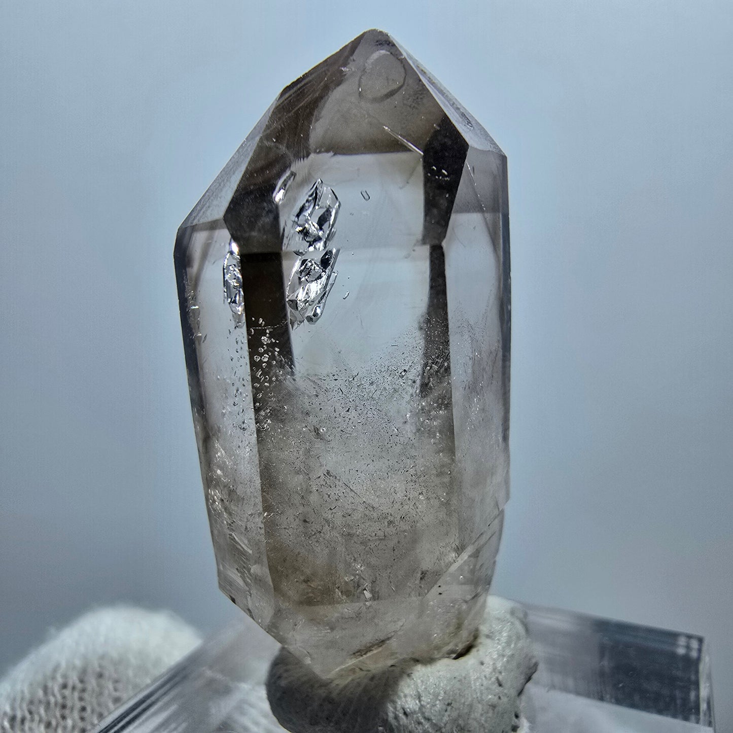 Pointe de sceptre en quartz fumé fantôme transparent, Goboboseb, Namibie, 34 x 17 x 13 mm