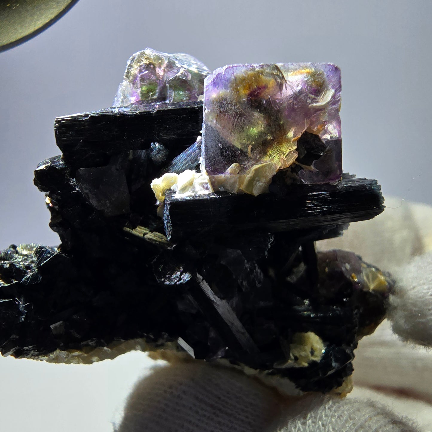 Spécimen de fluorite fantôme colorée, tourmaline scholle, muscovite, Erongo, Namibie, 49 x 41 x 28 mm