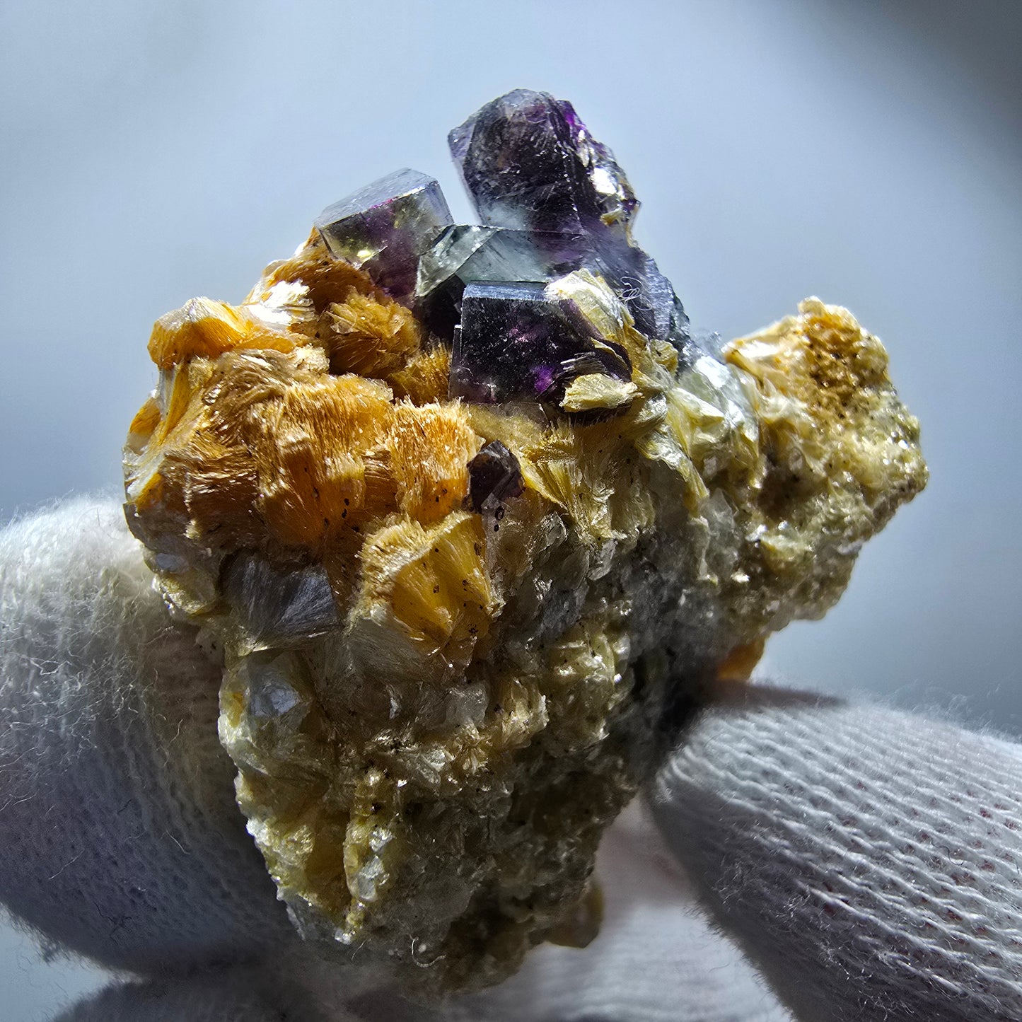 Bunte Phantom Fluorit Würfel, Muskovit Stufe Erongo, Namibia 42*38*23mm