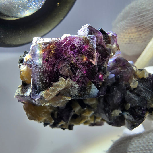 Spécimen de fluorite fantôme colorée et de tourmaline scholle muscovite, Erongo, Namibie, 44 x 29 x 22 mm