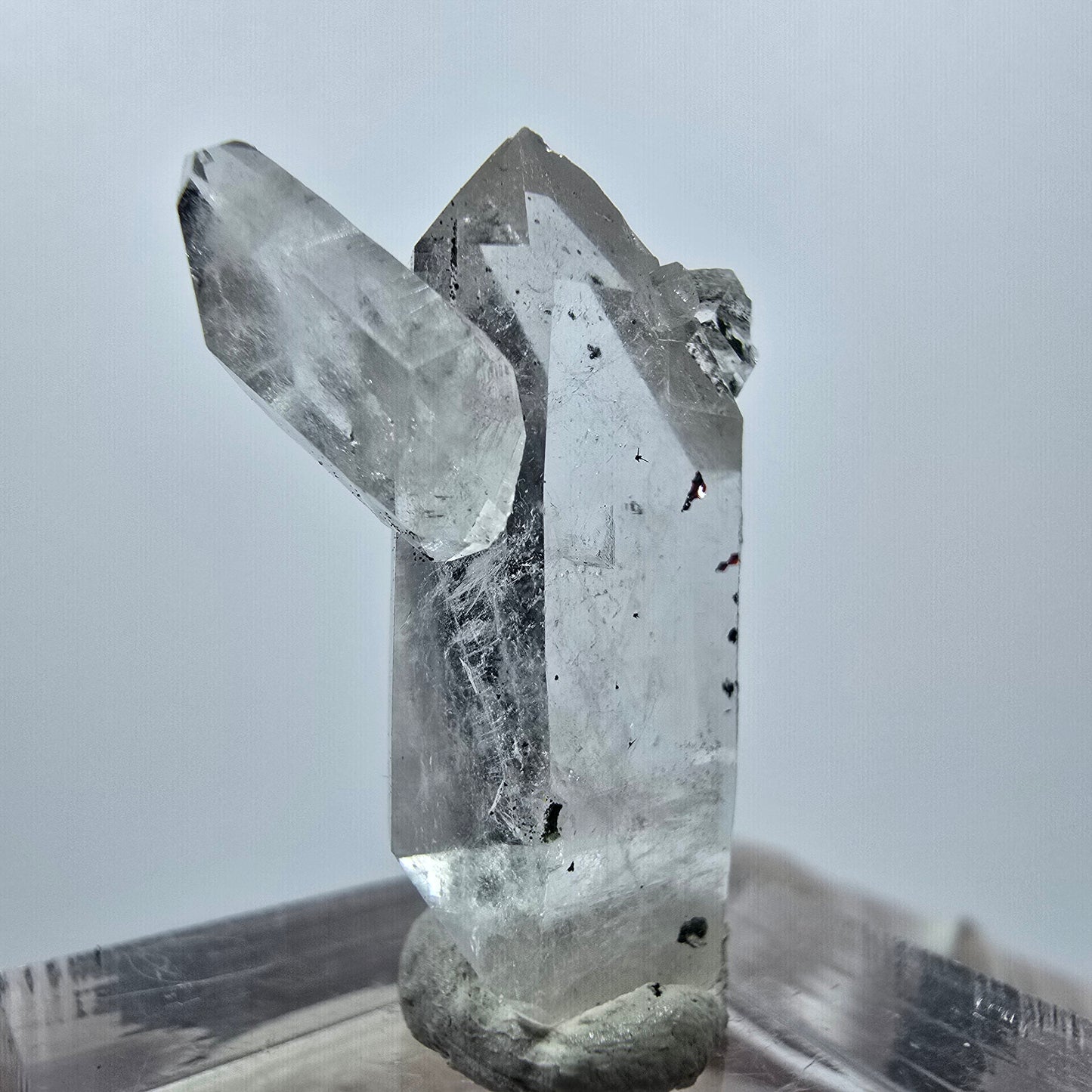 Quartz hématite transparent à double pointe, mine Streep, Goboboseb, Namibie, 28 x 18 x 8 mm