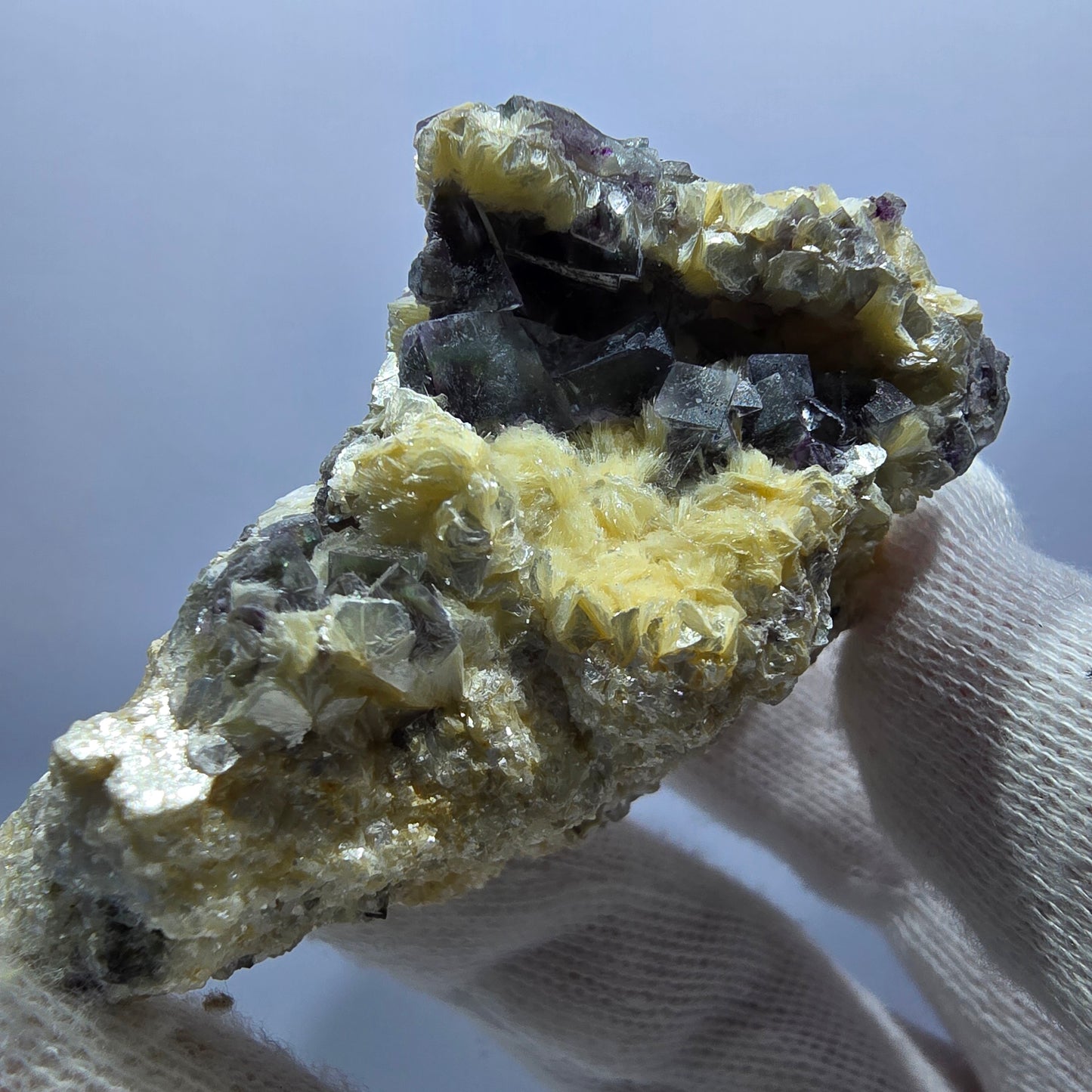 Cubes de fluorite fantôme colorés, spécimen de calcite muscovite UV, Erongo, Namibie, 63 x 52 x 31 mm