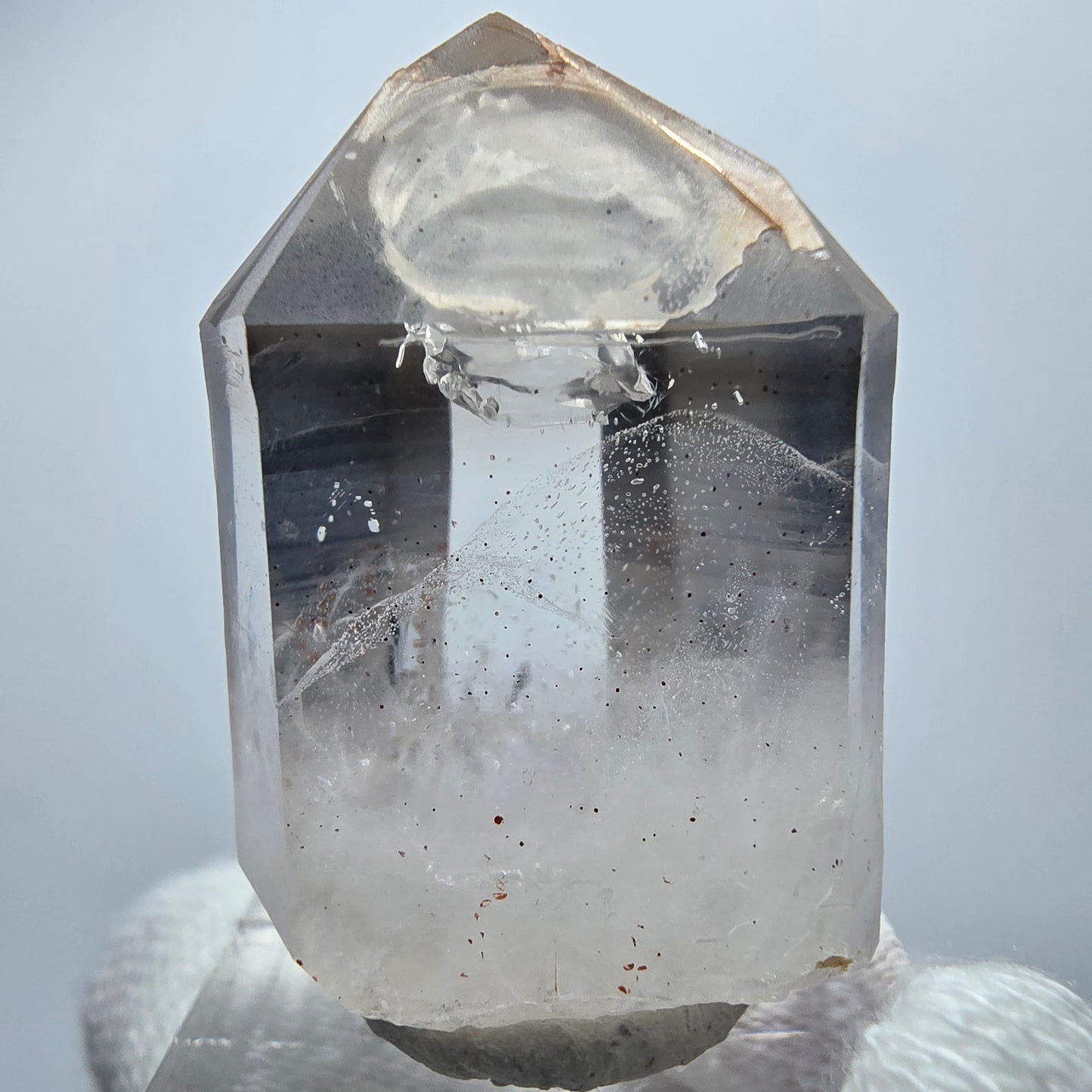 Pointe de quartz fumé fantôme clair, forme rare de Goboboseb, Namibie, 36 x 21 x 21 mm