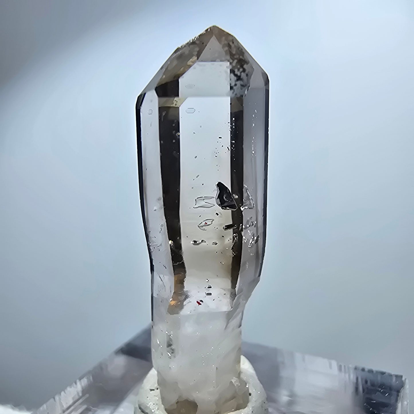 Pointe de sceptre en quartz fumé fantôme transparent, Goboboseb, Namibie, 31 x 8 x 8 mm