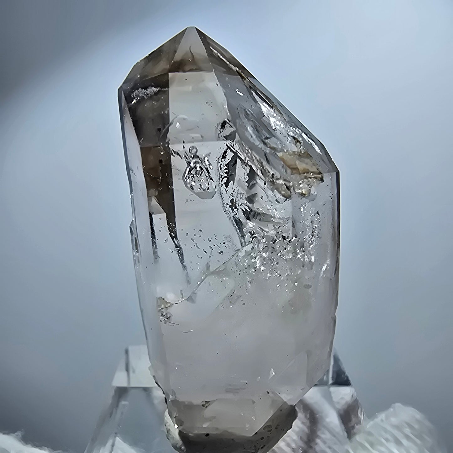 Pointe de sceptre en quartz fumé fantôme lémurien, Goboboseb, Namibie, 41 x 18 x 13 mm